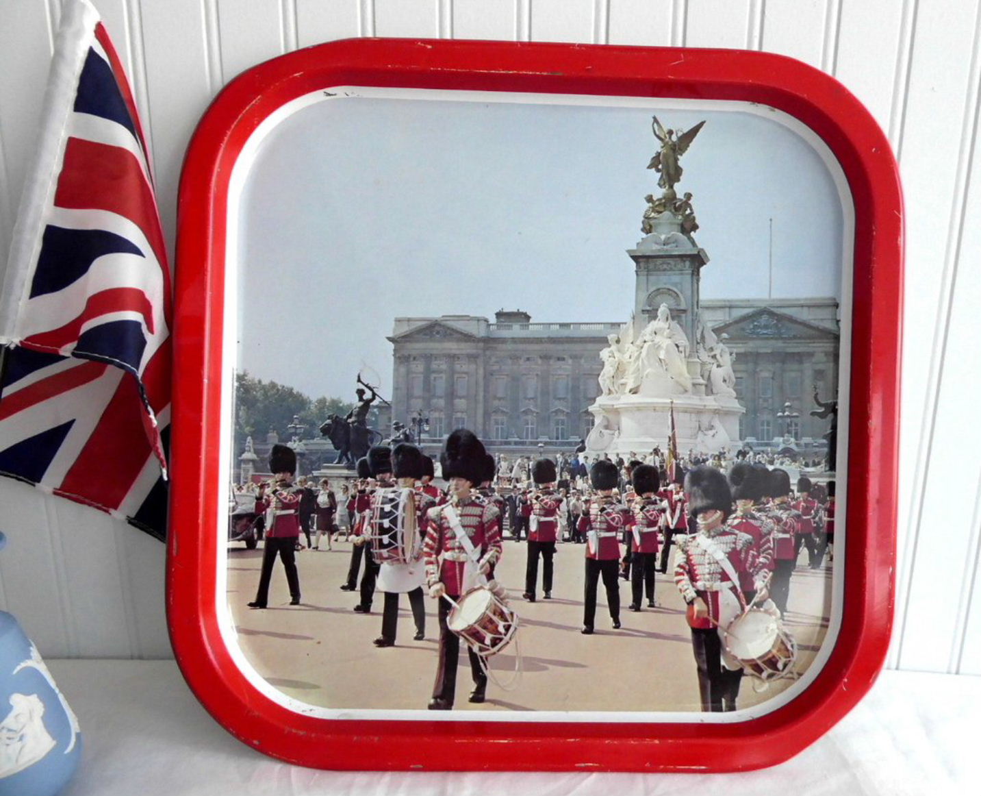 Vintage 1970s Buckingham Palace Tin Serving Tray with Queen's Guards Design - Perfect for Tea Parties, British-Themed Events & Royal Memorabilia Collectors
