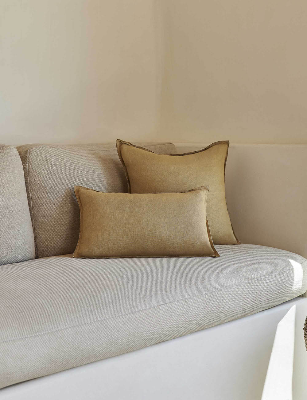 Arlo Linen Pillow - Breathable & Hypoallergenic Bed Pillow for Side, Back & Stomach Sleepers - Perfect for Home, Office & Travel Use