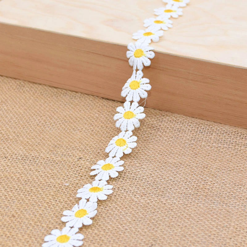 Daisy Flower Lace Trim - Elegant Floral Lace Fabric for Wedding Dresses, DIY Crafts & Home Decor - Perfect for Bridal Gowns, Costumes, Scrapbooking & Sewing Projects