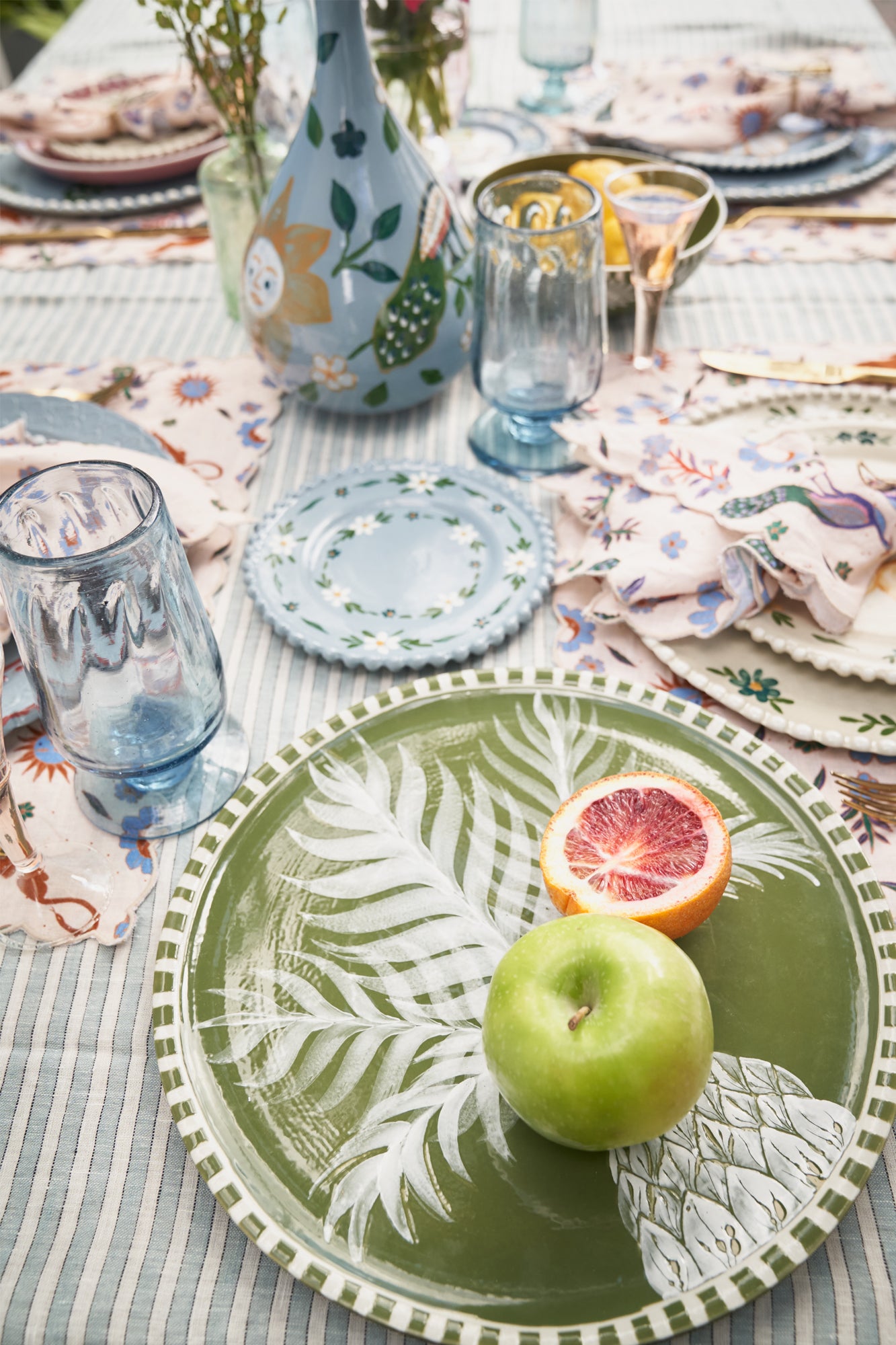 Hand Painted Pineapple Dinner Plate - Tropical Fruit Design Ceramic Plate for Dining, Kitchen, and Party Decor - Perfect for Summer BBQs, Beach Themed Parties, and Home Decor