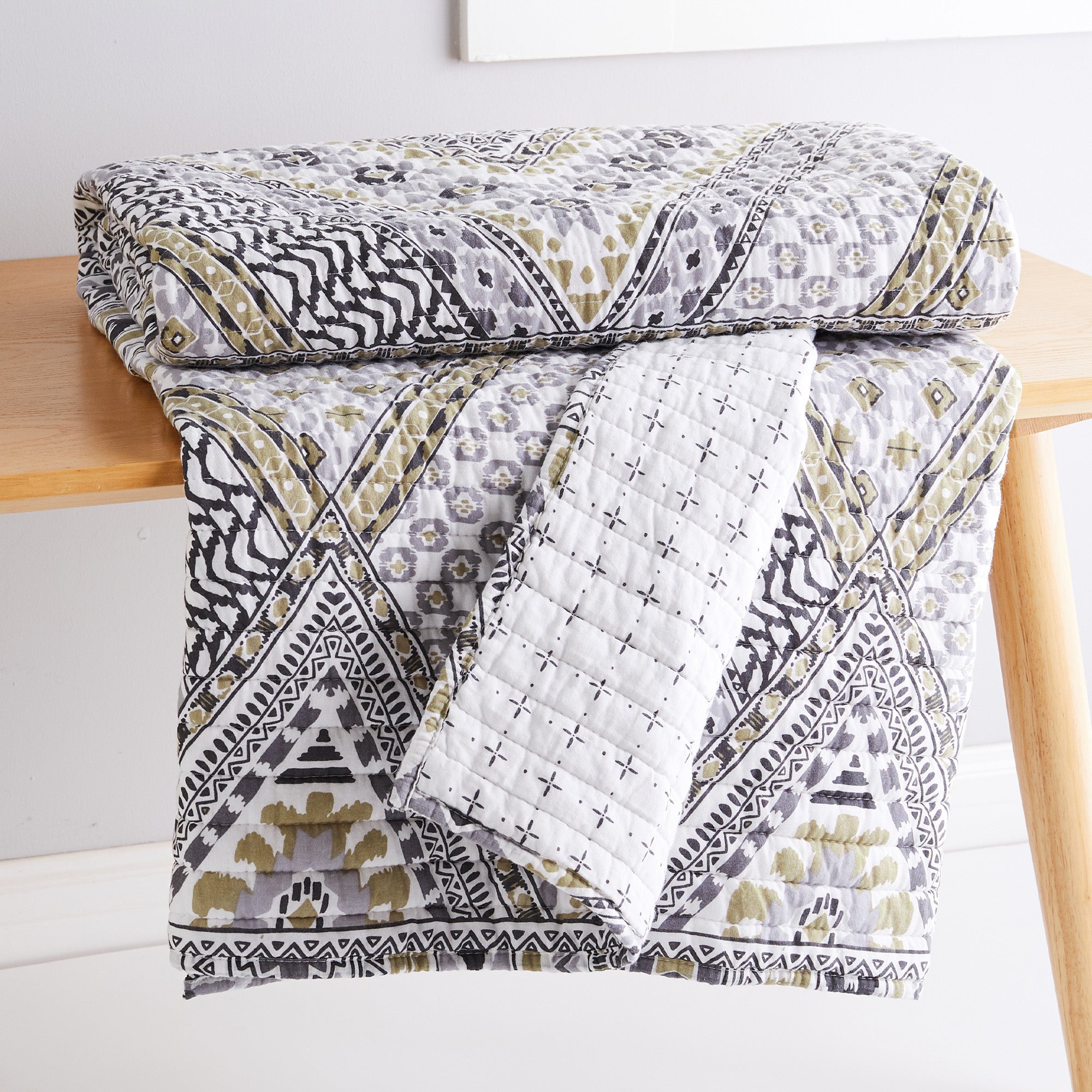 Etrada Quilted Throw Blanket - Soft Cozy Bedspread for Couch, Sofa & Bed - Perfect for Winter Warmth, Home Decor & Gift Giving