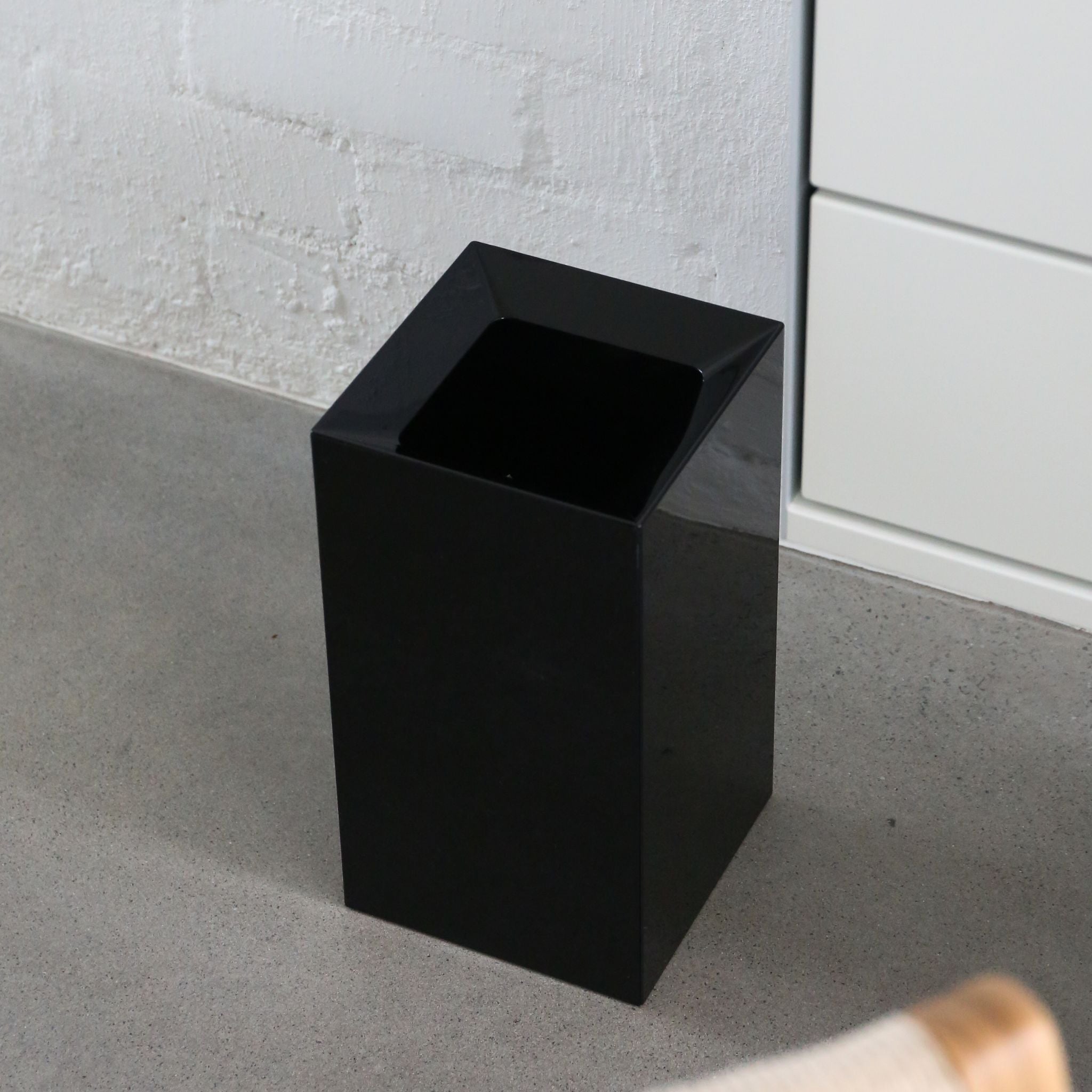 YAMAZAKI Tower Square Trash Can - 13 Inch Stainless Steel Small Waste Bin with Lid for Kitchen, Bathroom, Office & Dorm Room - Modern Black Design (H33cm)