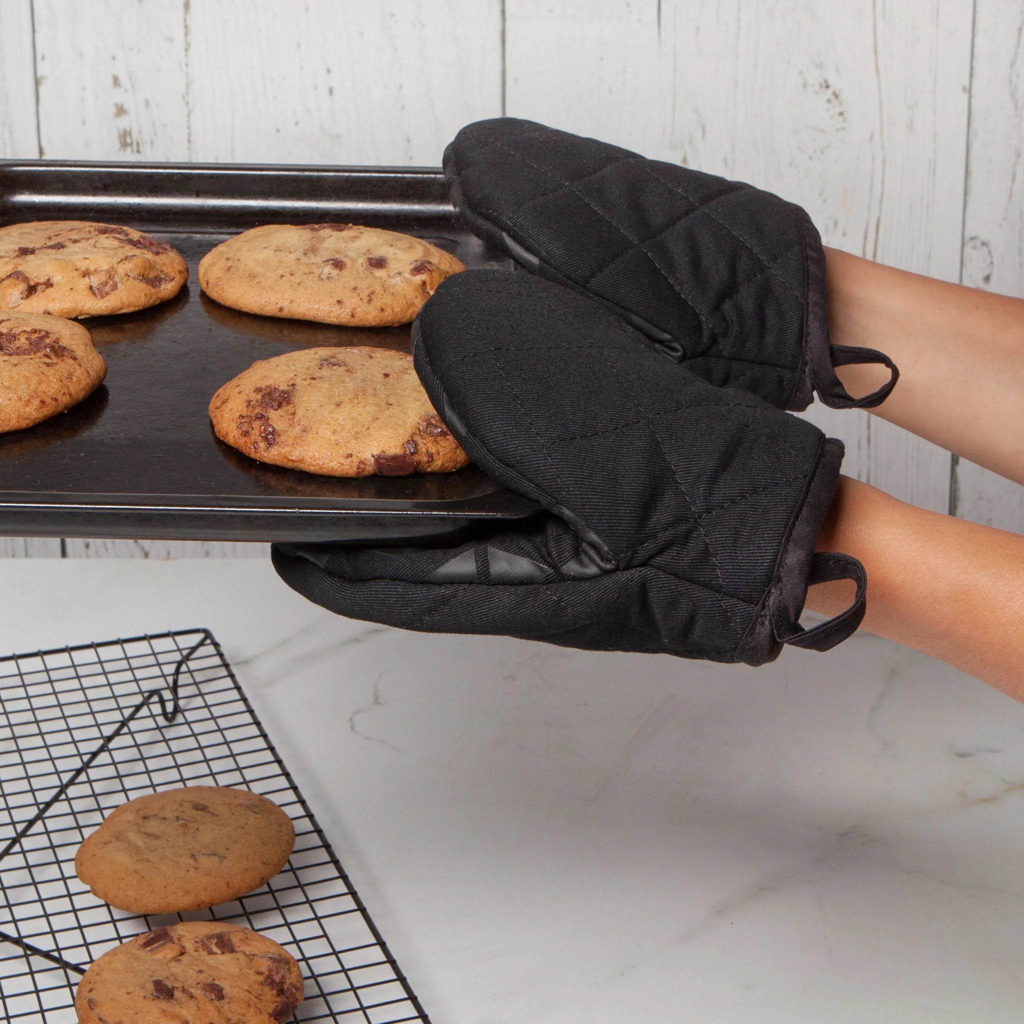 Now Designs Black Oven Mitt - Heat Resistant Kitchen Glove for Baking, Grilling & Cooking - Perfect for Home Chefs & BBQ Enthusiasts