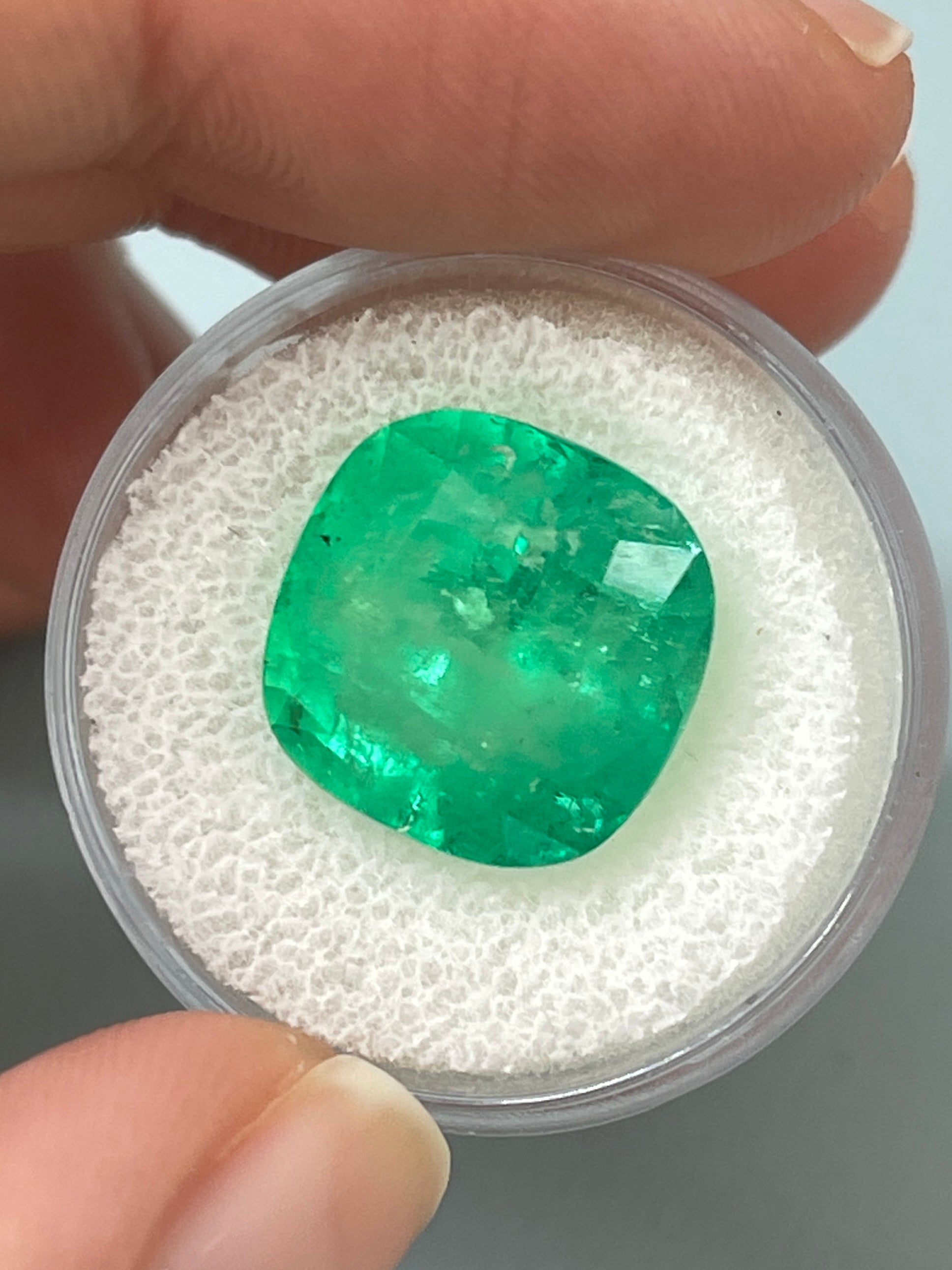 12.66 Carat Natural Colombian Emerald Gemstone - Cushion Cut 14x14mm for Jewelry Making, Engagement Rings & Luxury Gifts