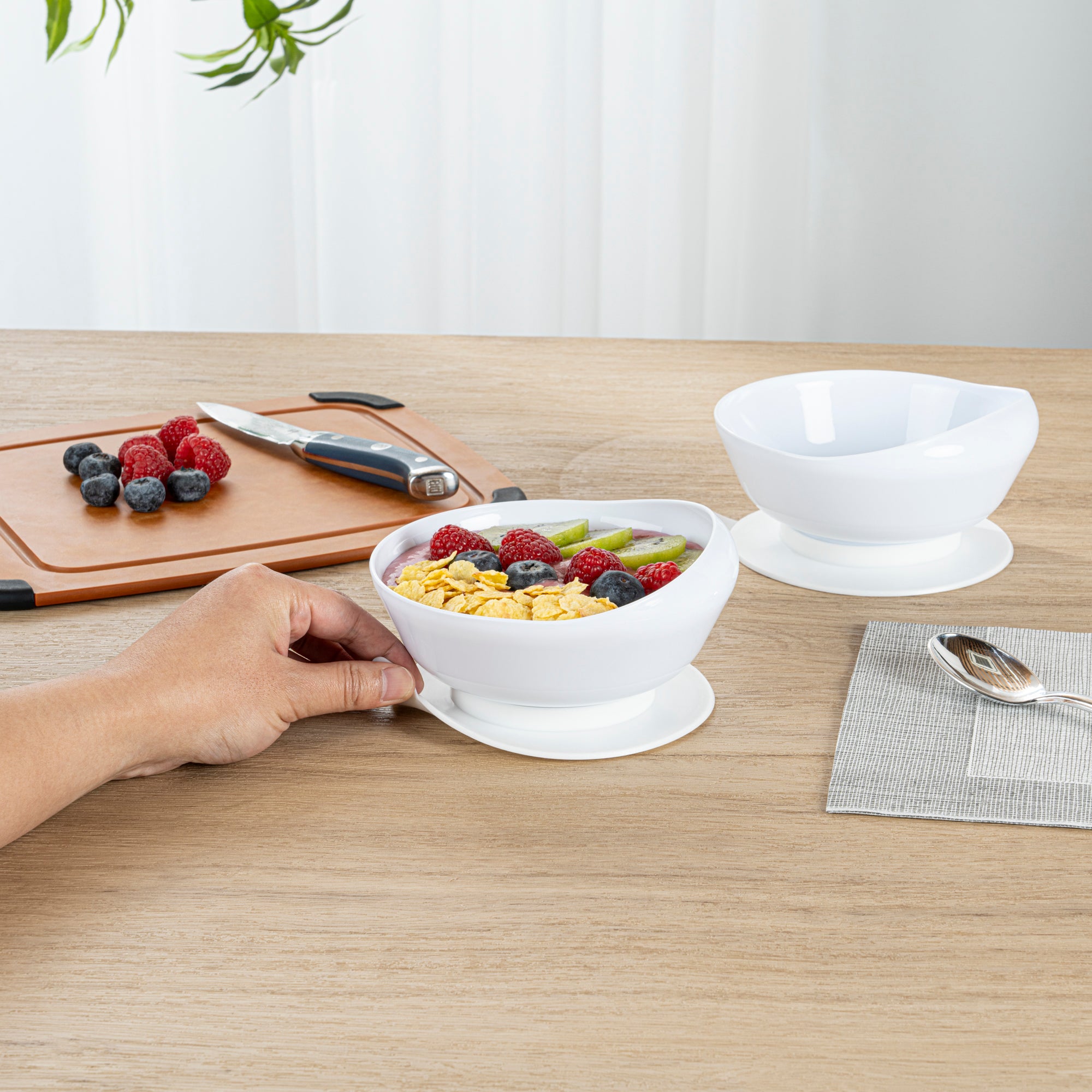 **Adapt Tek 19 oz Round White Plastic Scoop Bowl – Spill-Proof with Suction Base, 5.75