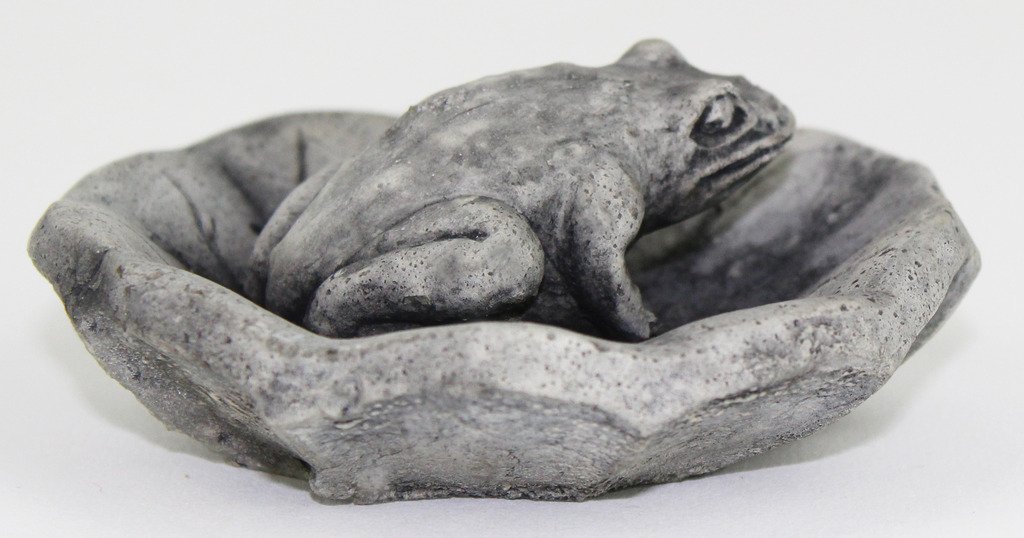 Frog on Lily Pad Garden Statue - Handcrafted Concrete Toad Sculpture for Outdoor Decor, Pond & Patio - Durable Cast Stone Frog Figurine for Garden, Yard & Water Features