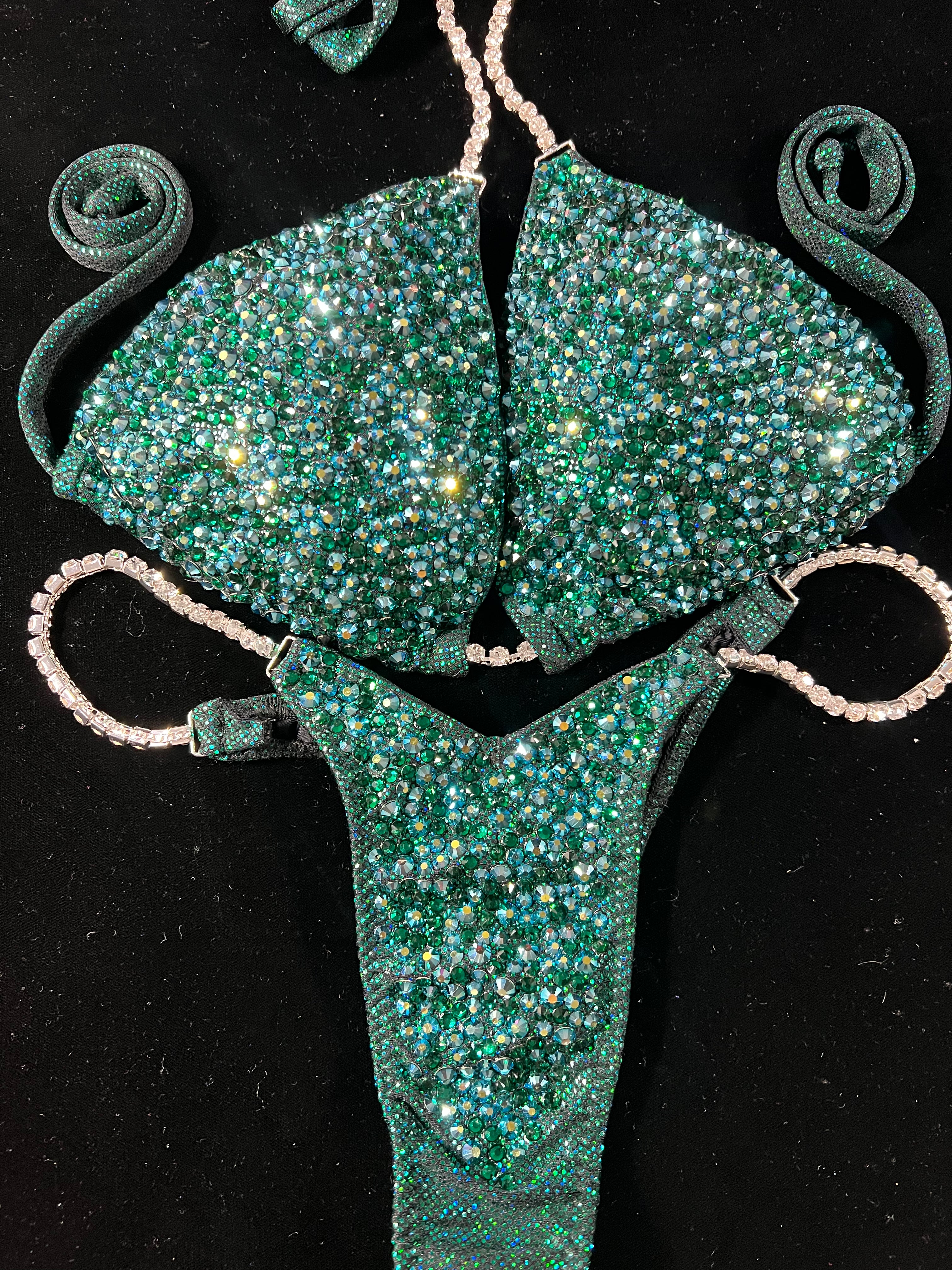 Ultimate Glam Emerald AB Crystal Rhinestones - Perfect for DIY Jewelry, Nail Art, and Costume Design