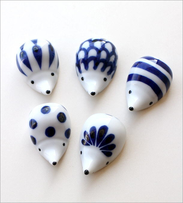 Japanese Hasami Yaki Hedgehog Chopstick Rest Set - 5pcs Handmade Ceramic Tableware for Sushi, Ramen & Asian Dining Decor