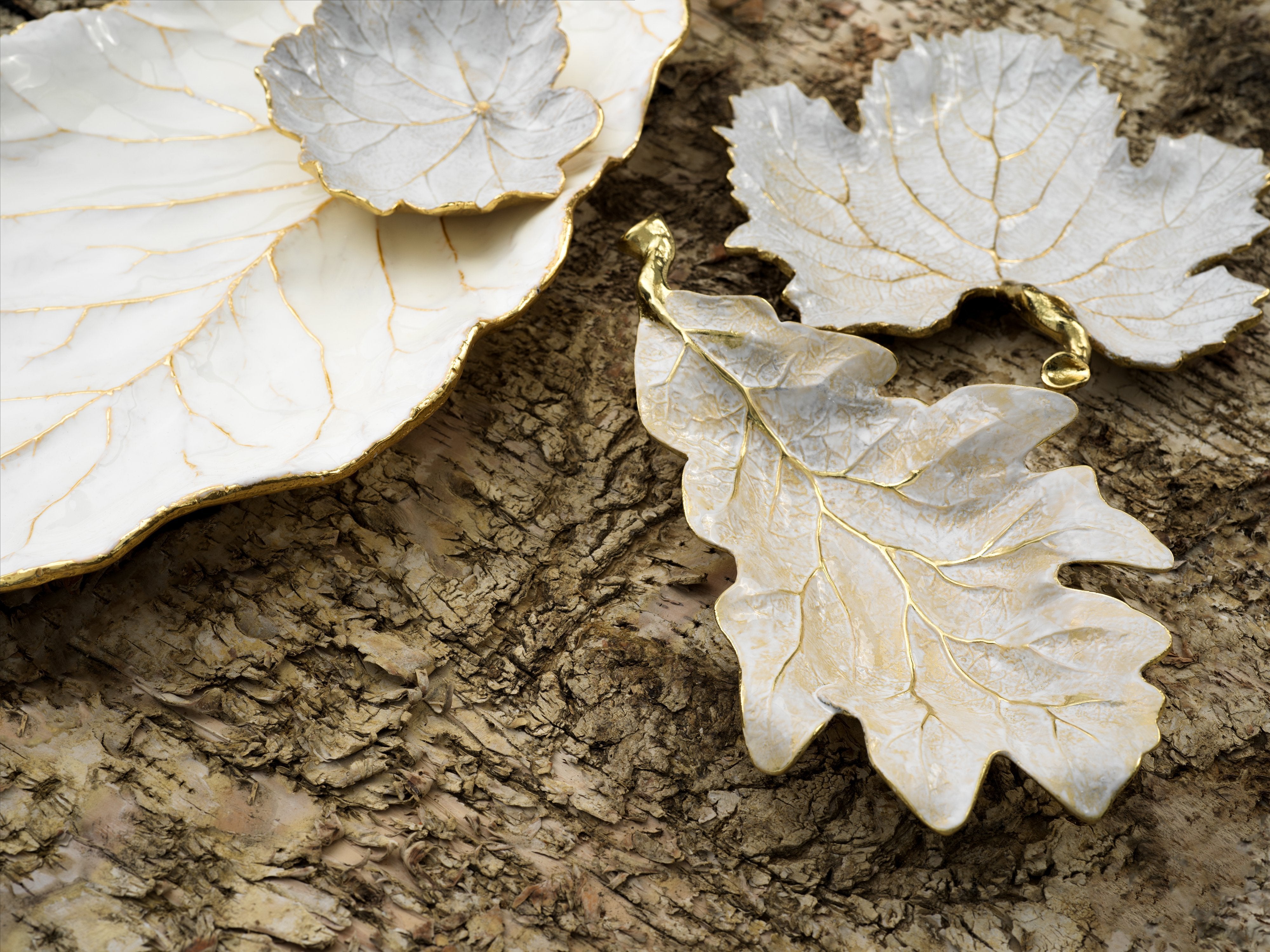 Winter Leaves Geranium Dish - Elegant Floral Ceramic Plate for Home Decor, Dining, and Gift Giving