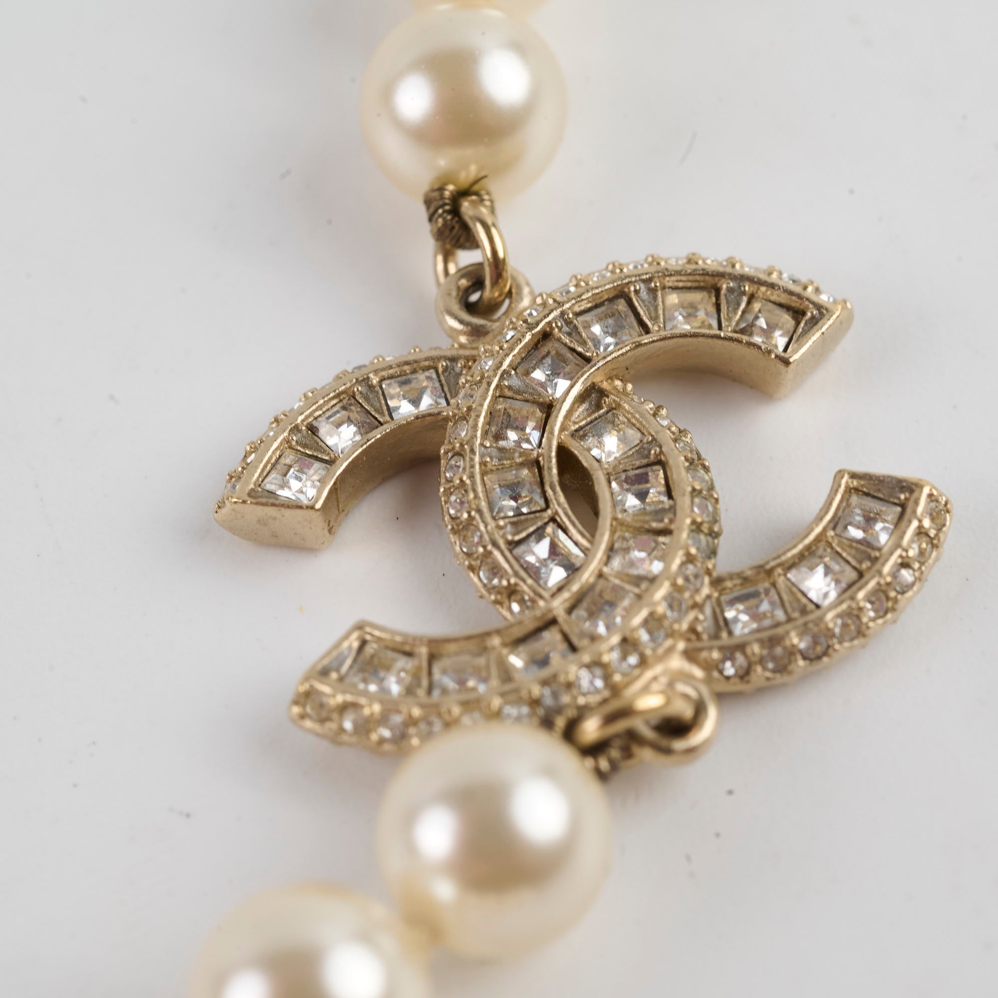 Chanel CC Logo Pearl Necklace for Women - Elegant Luxury Fashion Jewelry Gift for Birthday, Anniversary & Special Occasions