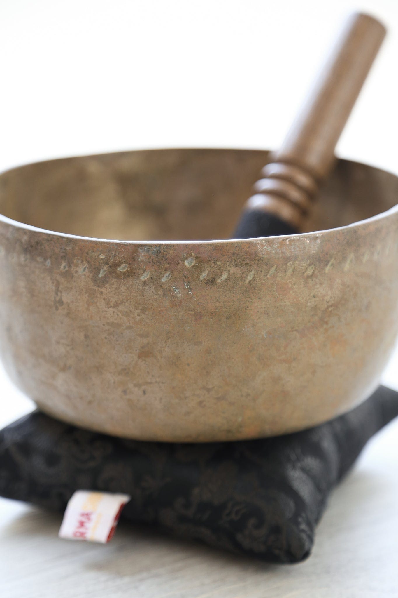 Antique Singing Bowl for Heart Chakra Meditation - 170 Hz Tibetan Sound Healing Instrument - Perfect for Yoga, Reiki & Stress Relief