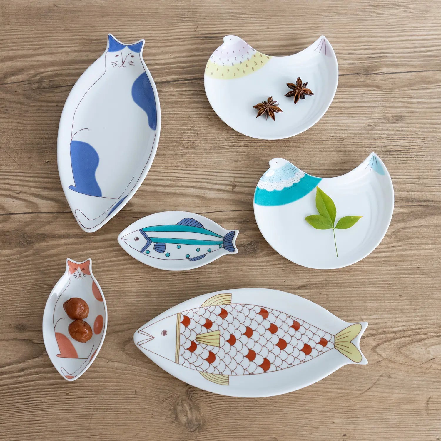 Harekutani Porcelain Cat Plate - Elegant Japanese Ceramic Dish for Tea, Desserts & Home Decor - Perfect for Gift Giving, Afternoon Tea & Kawaii Aesthetic Table Setting