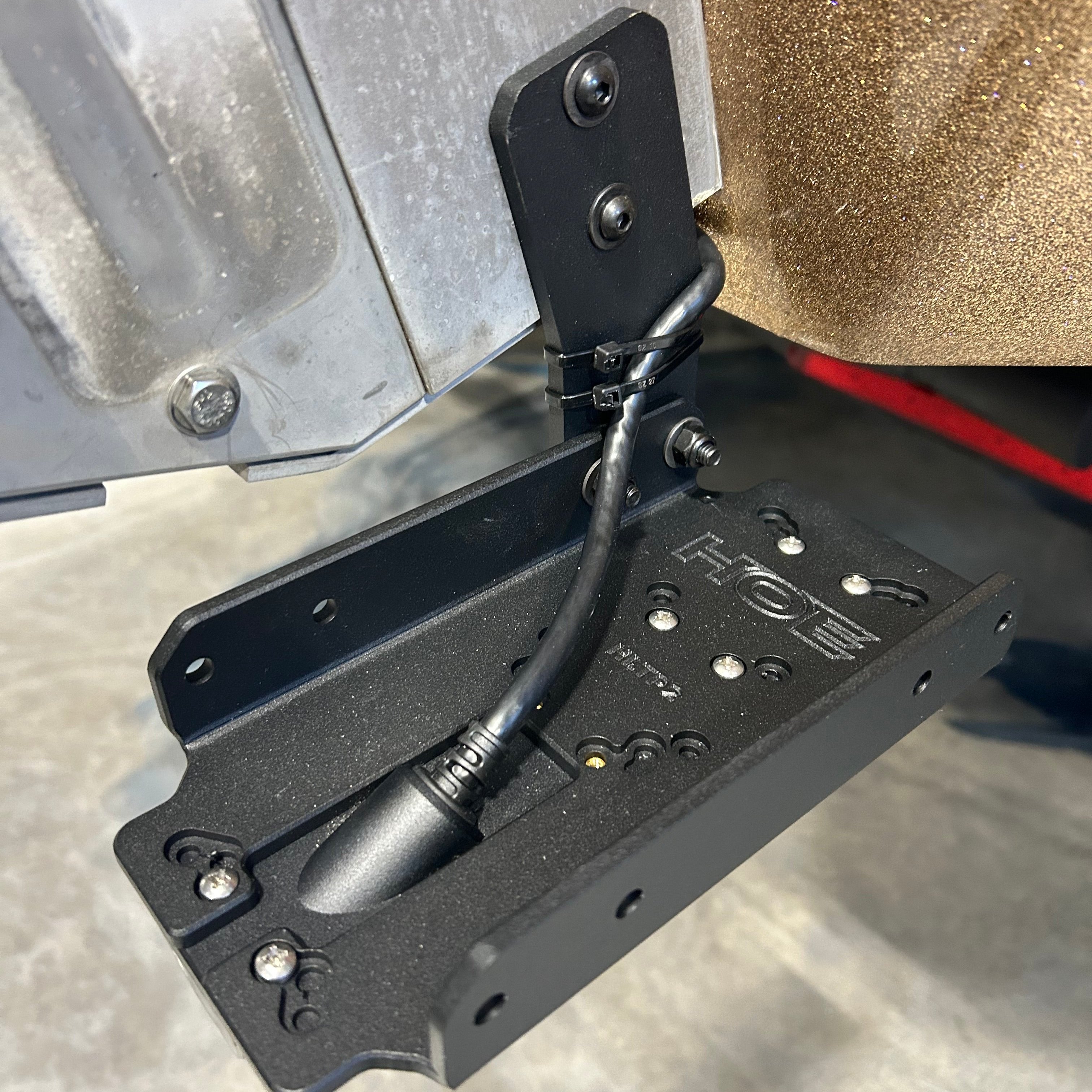 H.O.E Jackplate Transducer Mount for Fish Finders - Hum/Low Noise Design - Perfect for Bass Boats and Offshore Fishing