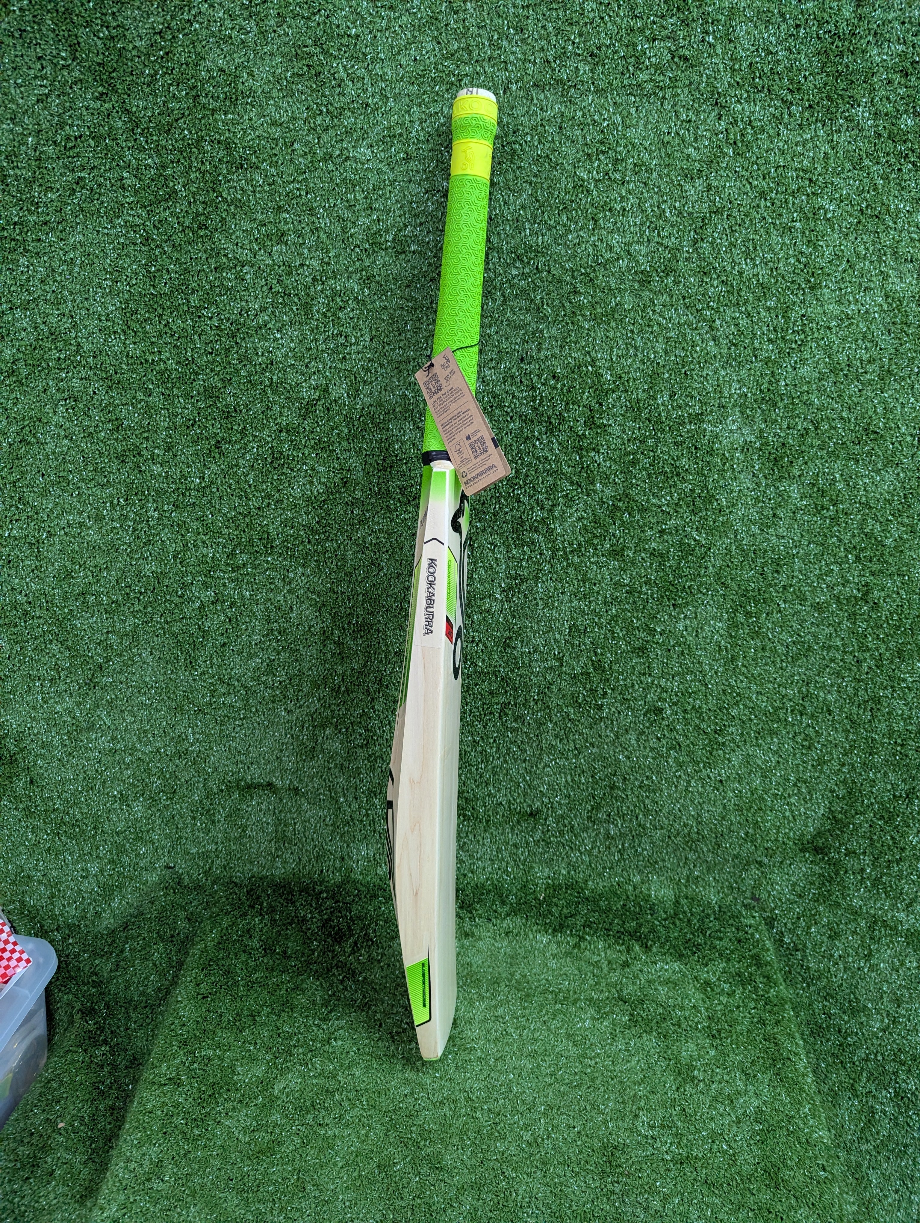 Kookaburra Big Kahuna English Willow Cricket Bat - Premium Professional Grade for Adult Players - Perfect for Matches & Training Sessions