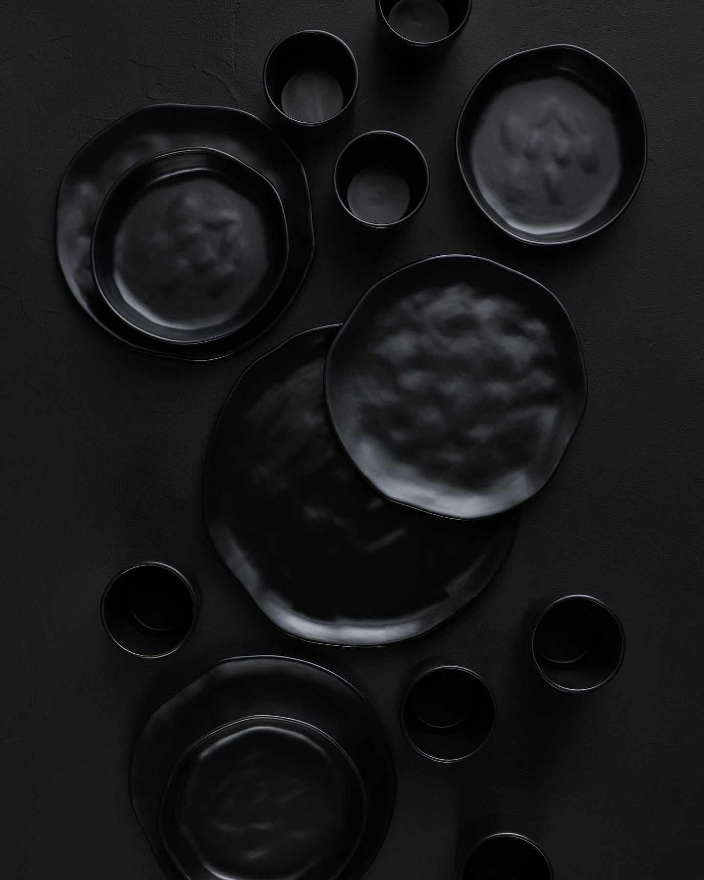 Premium Hekonda Stoneware Dinnerware Set - 16-Piece Black Ceramic Plates & Bowls for Everyday Dining & Entertaining