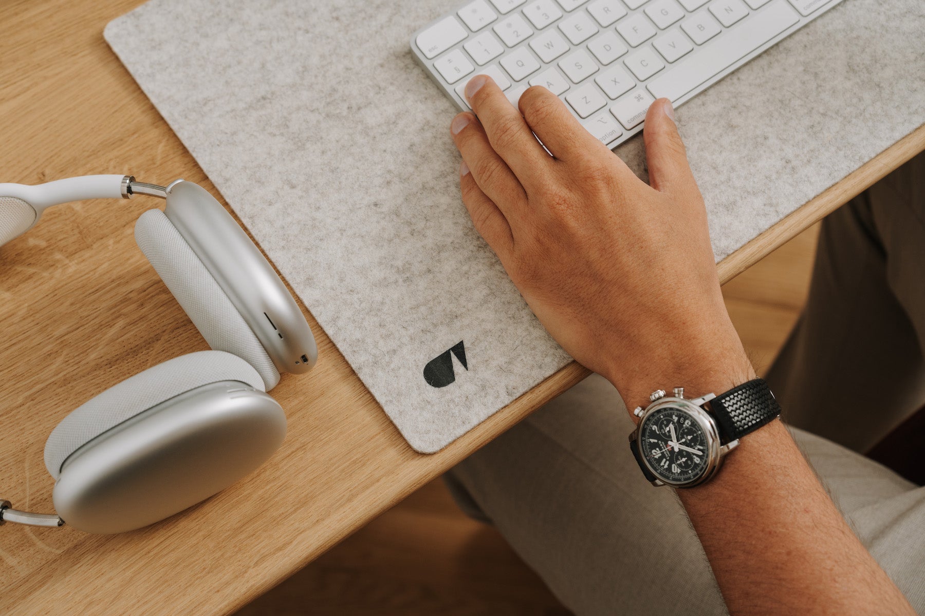 Premium Felt & Cork Desk Mat - Non-Slip, Eco-Friendly Office Accessory for Laptop, Keyboard & Mouse - Perfect for Home & Workspace Organization
