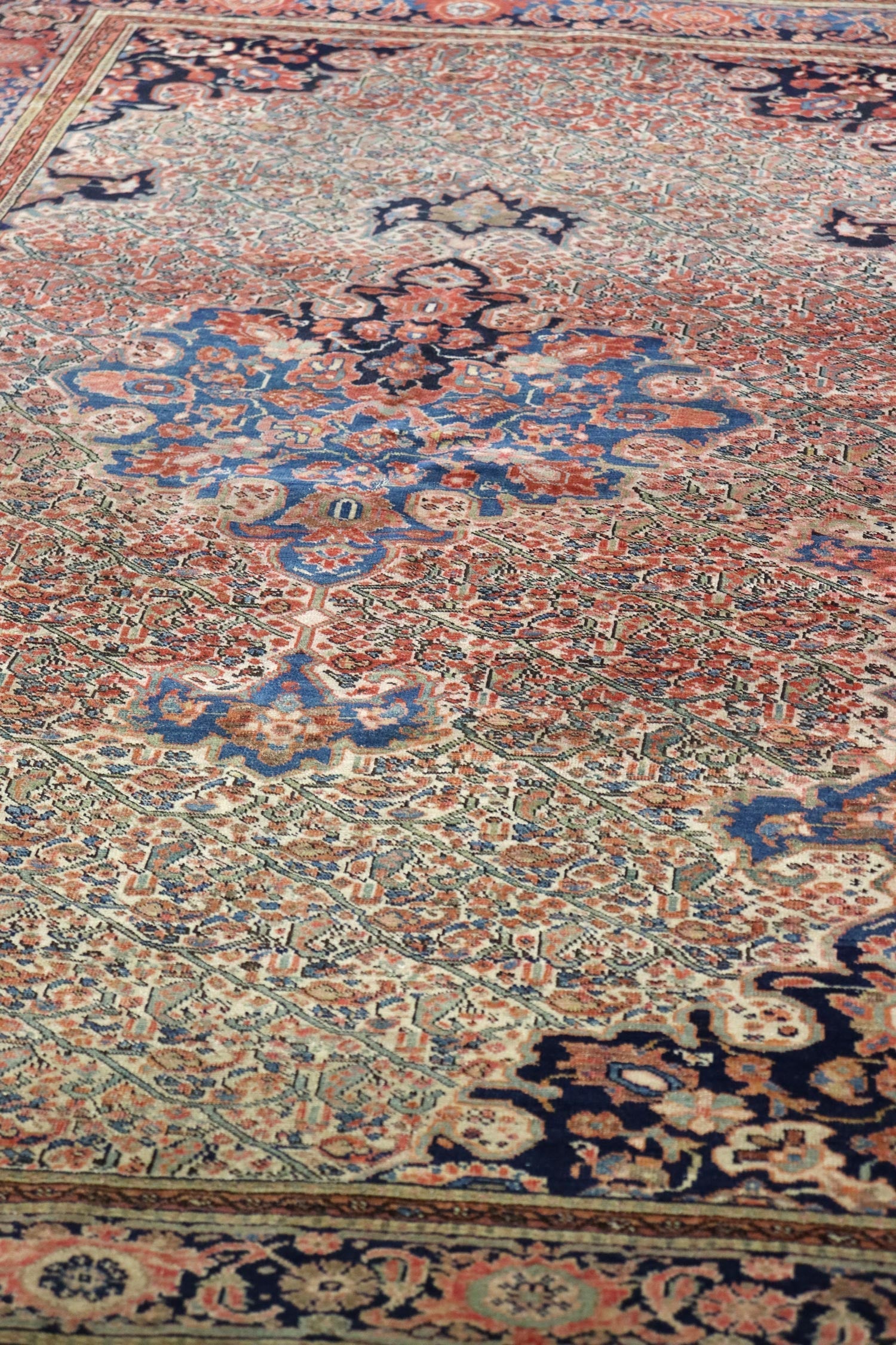 Antique Ferahan Sarouk Handwoven Traditional Persian Rug - J66278 | Vintage Home Decor for Living Room, Bedroom & Office