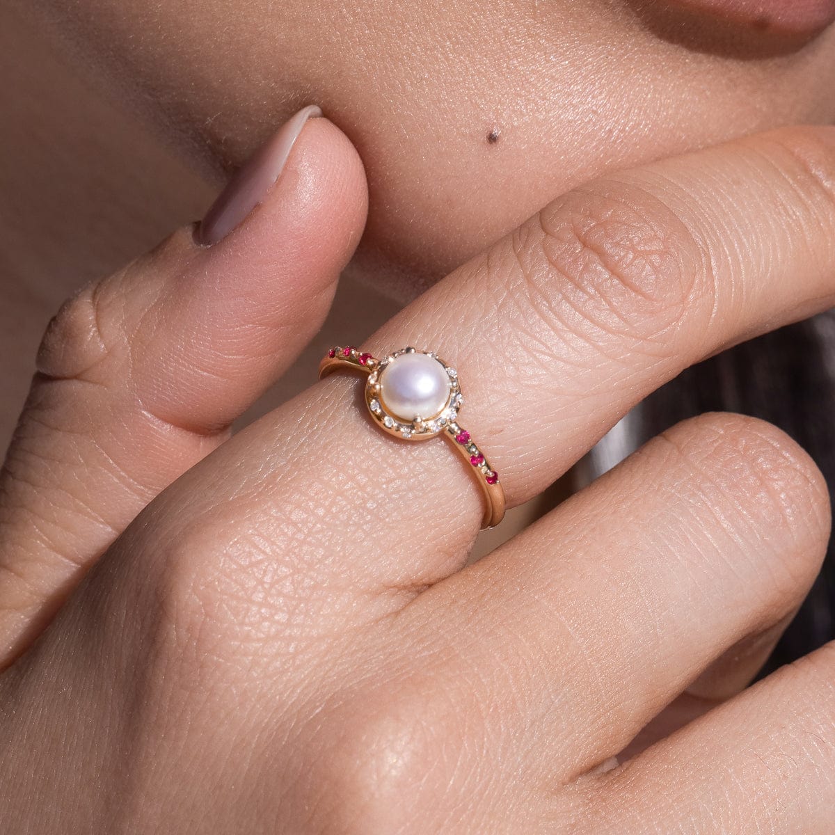 Elegant Starry Pearlescent Ring for Women - Shimmering Pearl & Crystal Design - Perfect for Weddings, Parties & Special Occasions