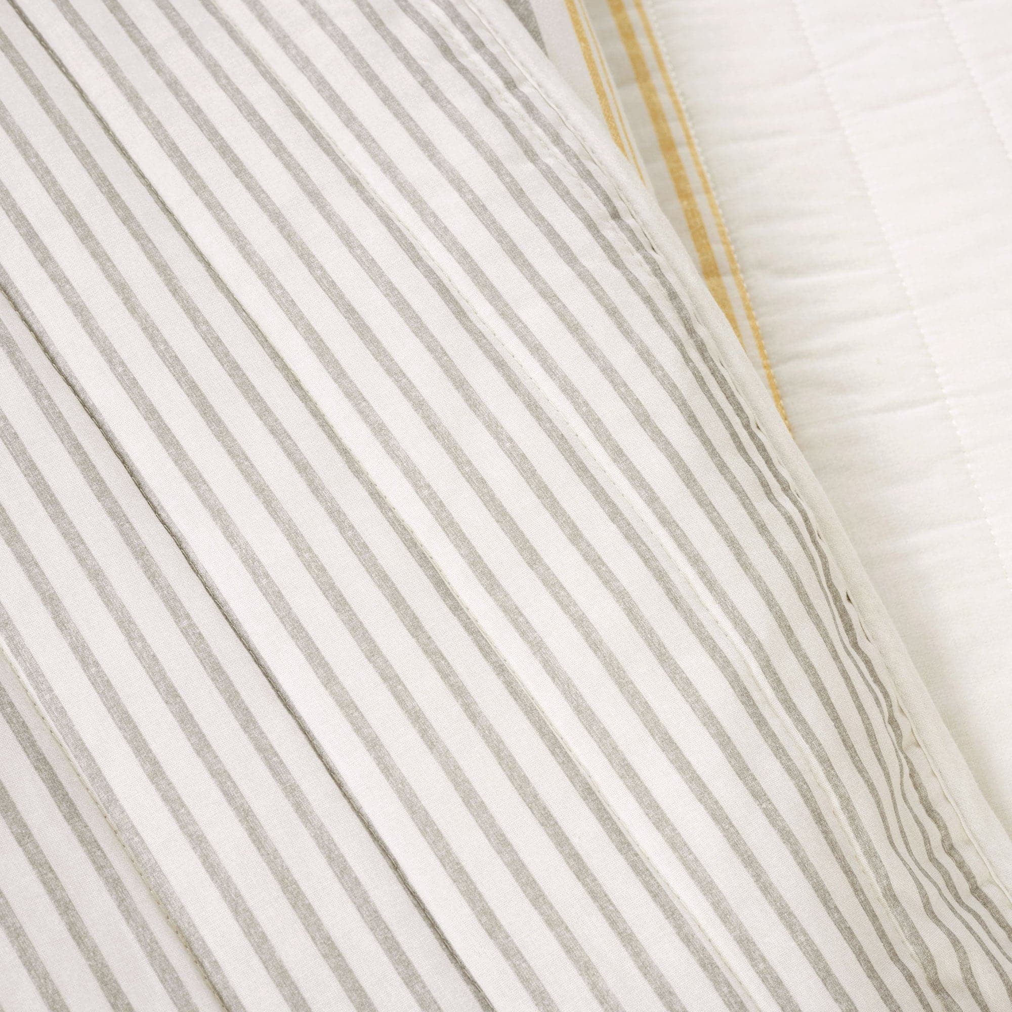 Farmhouse Stripe Reversible Cotton Quilt Set - Queen Size Bedding with Matching Pillow Shams - Soft & Breathable Comforter for Cozy Bedroom Decor - Perfect for Guest Rooms, Master Bedrooms & Airbnb Stays