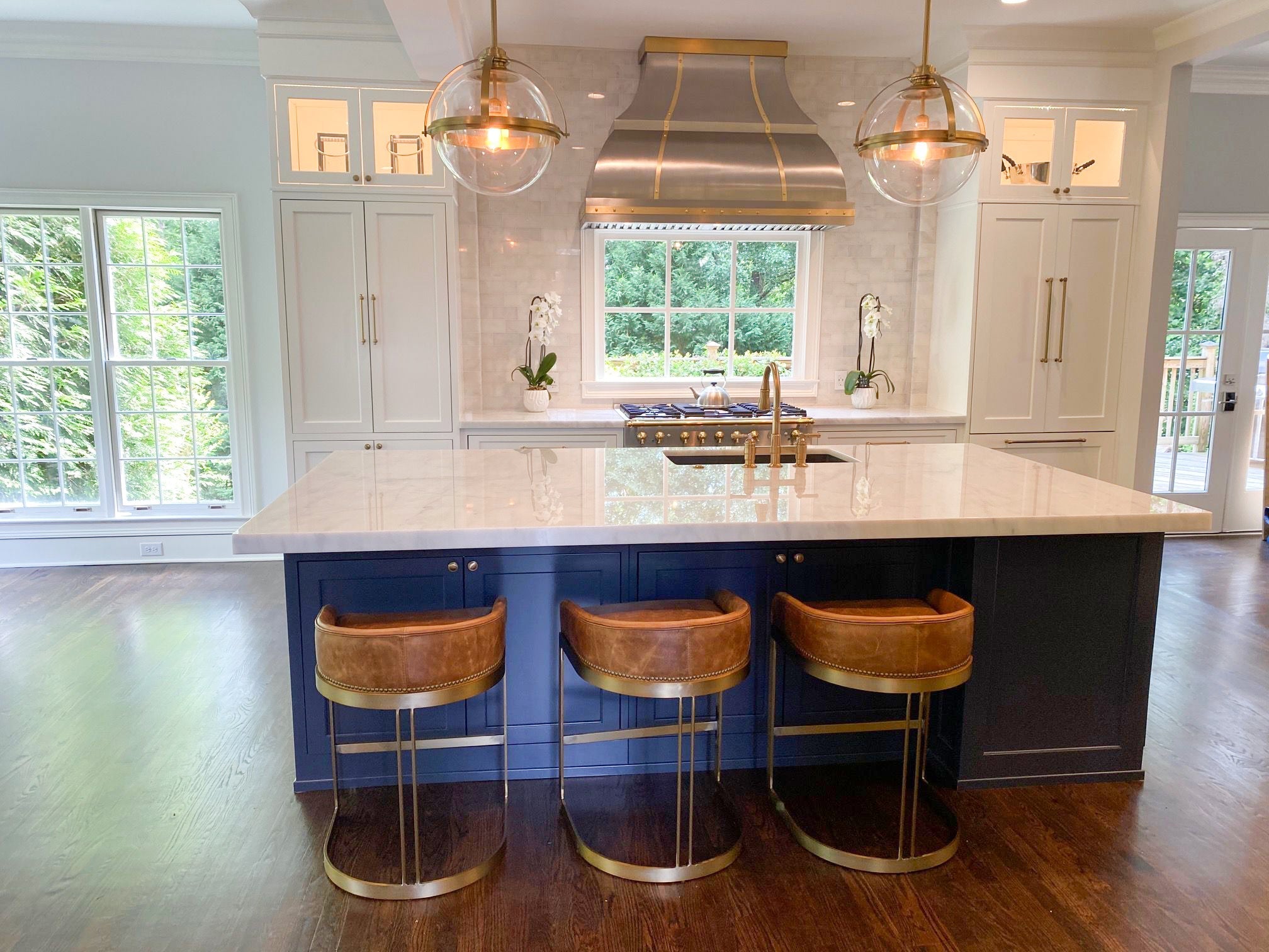 Custom Stainless Steel Curved Range Hoods for Kitchen - Premium Ventilation for Chris & Modern Home Cooking