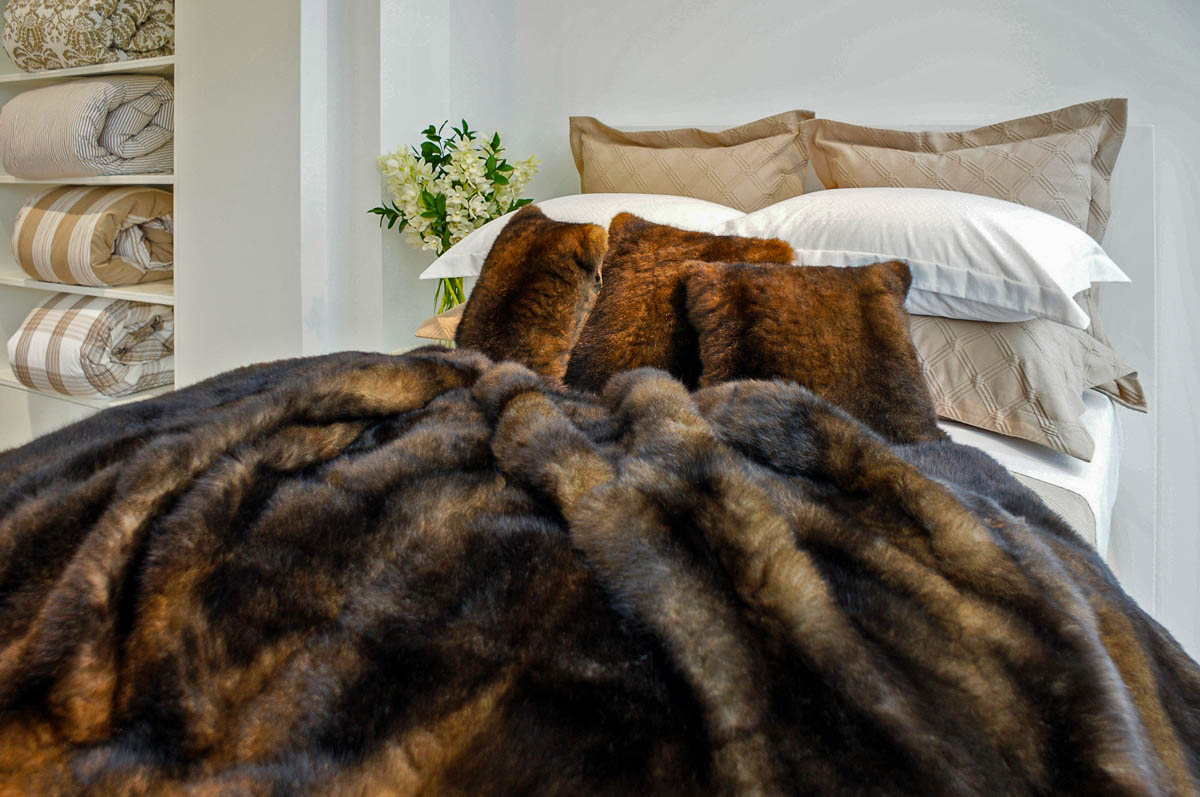Natural Reddish Brown Possum Fur Cushion Cover - Soft & Luxurious Throw Pillow Case for Sofa, Bed, Living Room Decor - Cozy Home Accessories for Winter & Fall Season
