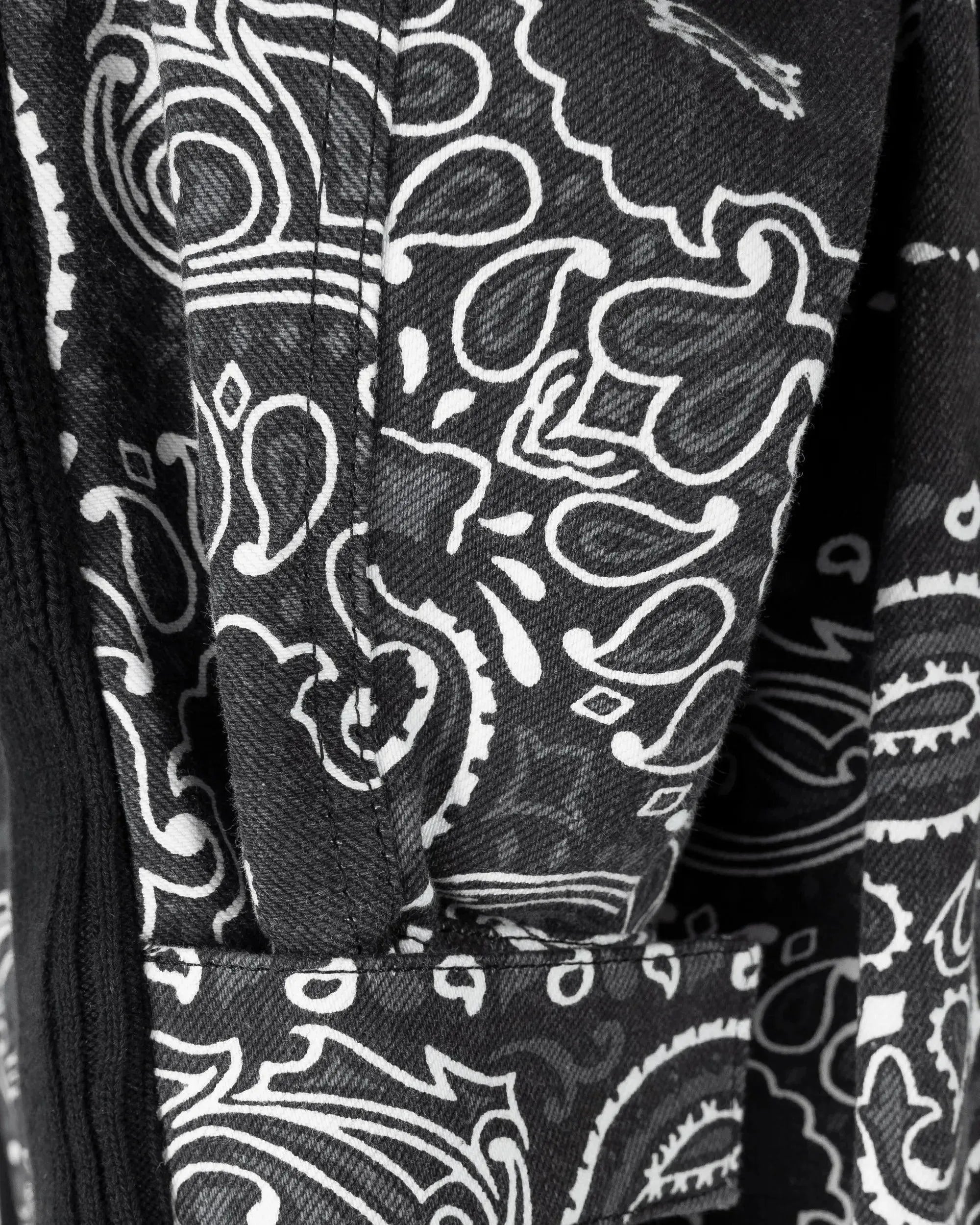 Stylish Bandana Print Sweater for Women & Men | Trendy Floral Pattern Pullover | Perfect for Casual Outfits, Fall Layering & Outdoor Adventures