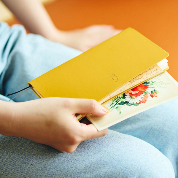 Hobonichi Techo 2025 Planner - Mustard Weeks Softcover Book, Weekly Horizontal Layout, January Start, Monday Start (English Edition) | Perfect for Journaling, Work Planning & Daily Organization
