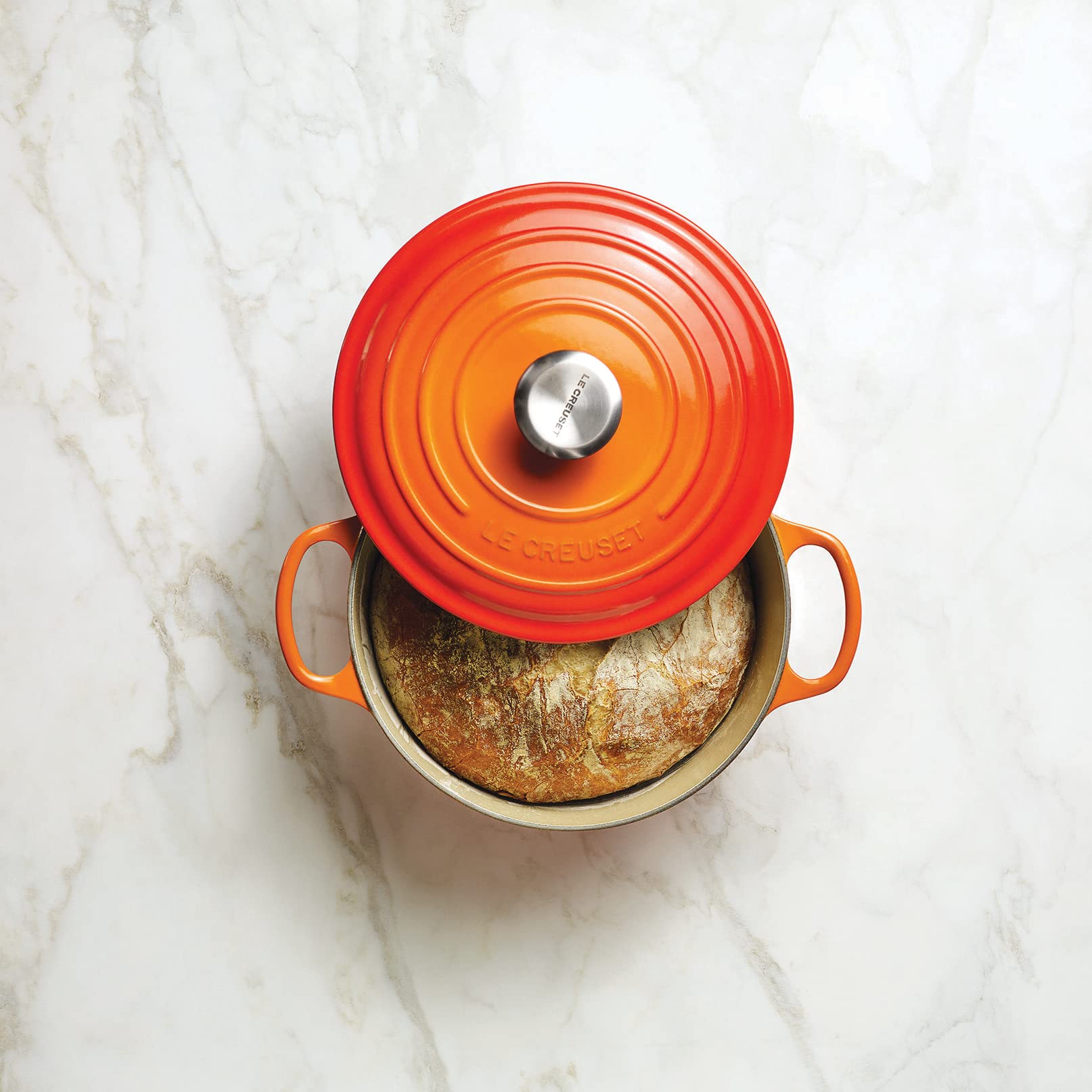 Le Creuset Enameled Cast Iron Signature Round Dutch Oven 7.25 Quart - Flame Red - Premium Cookware for Braising, Stewing & Baking - Perfect for Soups, Casseroles & Family Dinners