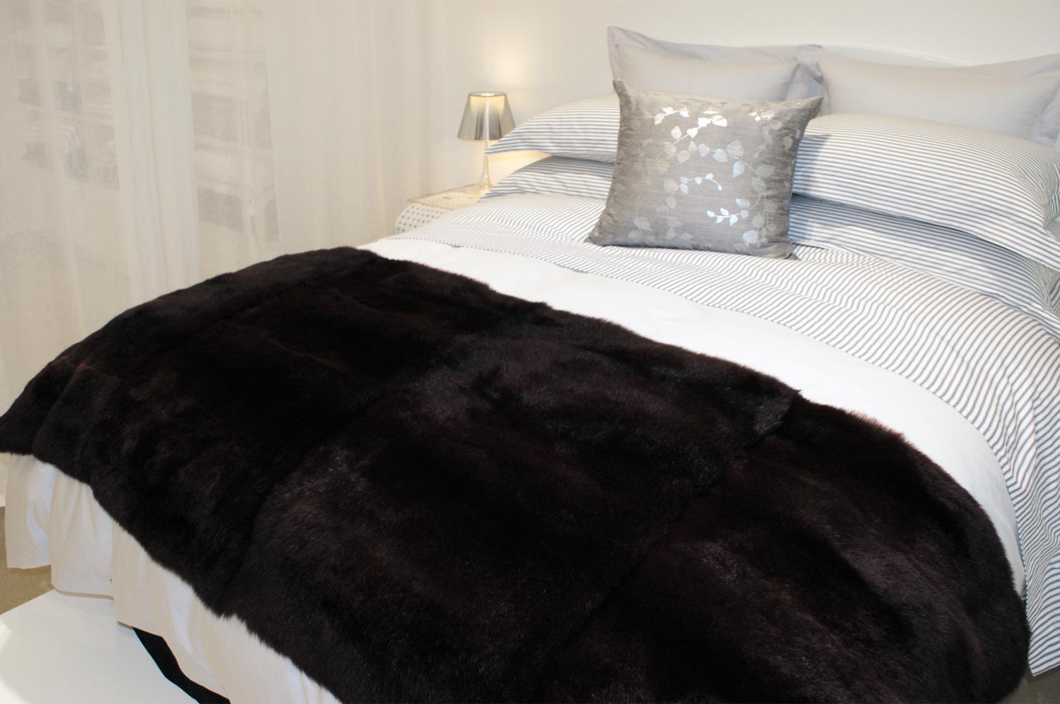 Luxury Black Possum Fur Throw Blanket - Soft & Warm Winter Bedding for Cozy Nights - Perfect for Couches, Beds, and Home Decor