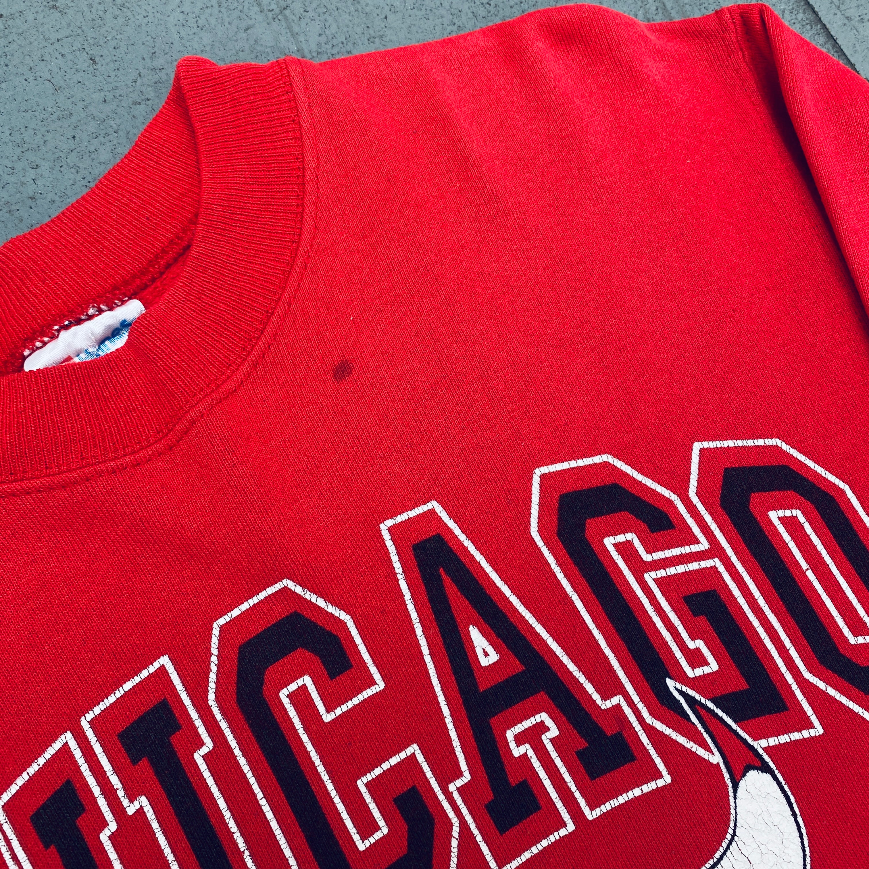 Chicago Bulls 1990s Vintage Graphic Spellout Sweatshirt - Retro NBA Basketball Fan Apparel for Men & Women - Perfect for Game Day, Streetwear & Casual Outfits