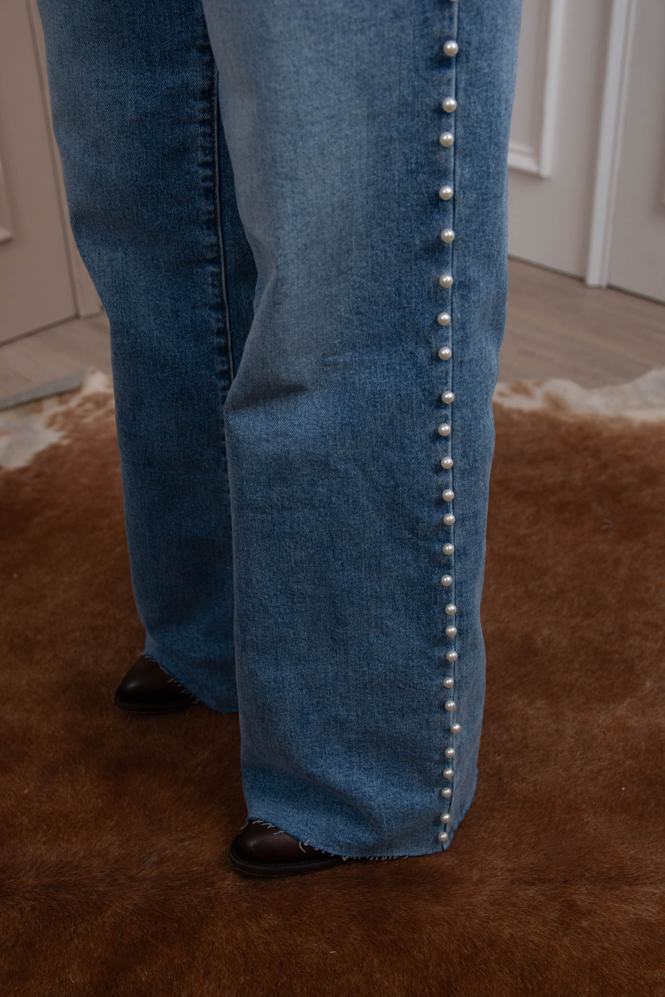 Stylish Pearl Embellished Denim Jeans for Women - Trendy High Waist Skinny Jeans with Pearl Accents - Perfect for Casual Outfits, Parties & Date Nights
