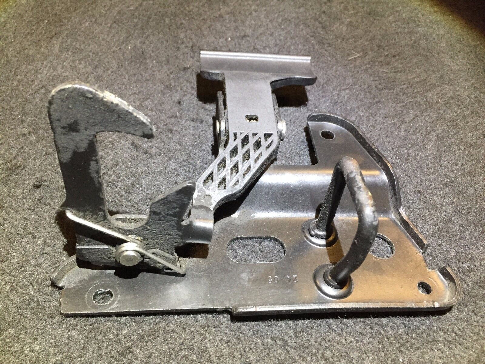 05-08 Audi A6 C6 Hood Safety Catch Lock 4F0823480A OEM Replacement - Perfect for Engine Maintenance & Car Repair