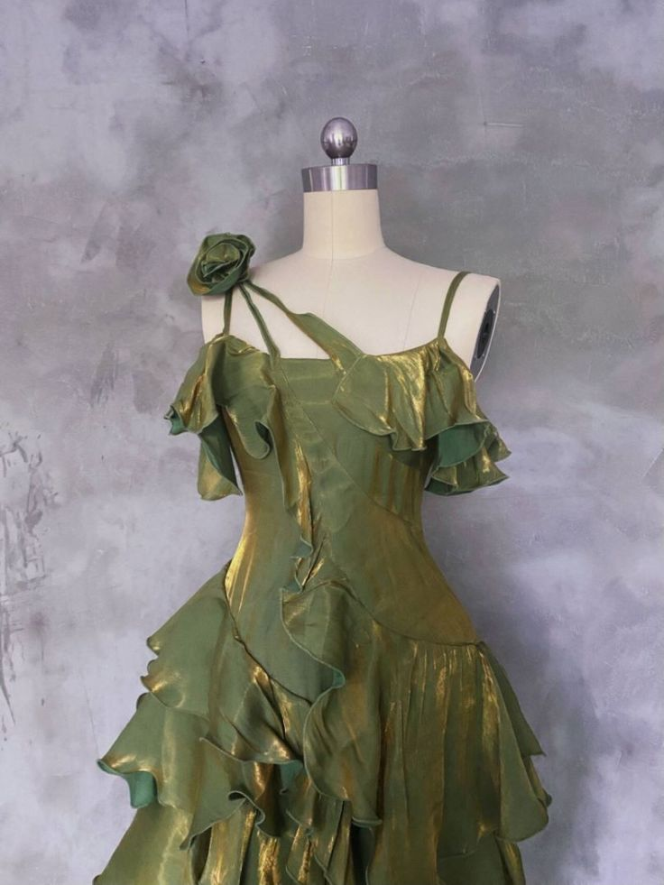 Elegant Green Spaghetti Strap Prom Dress with Ruffle Detail - Formal Evening Gown for Homecoming, Wedding Guest & Special Occasions - Style J5972