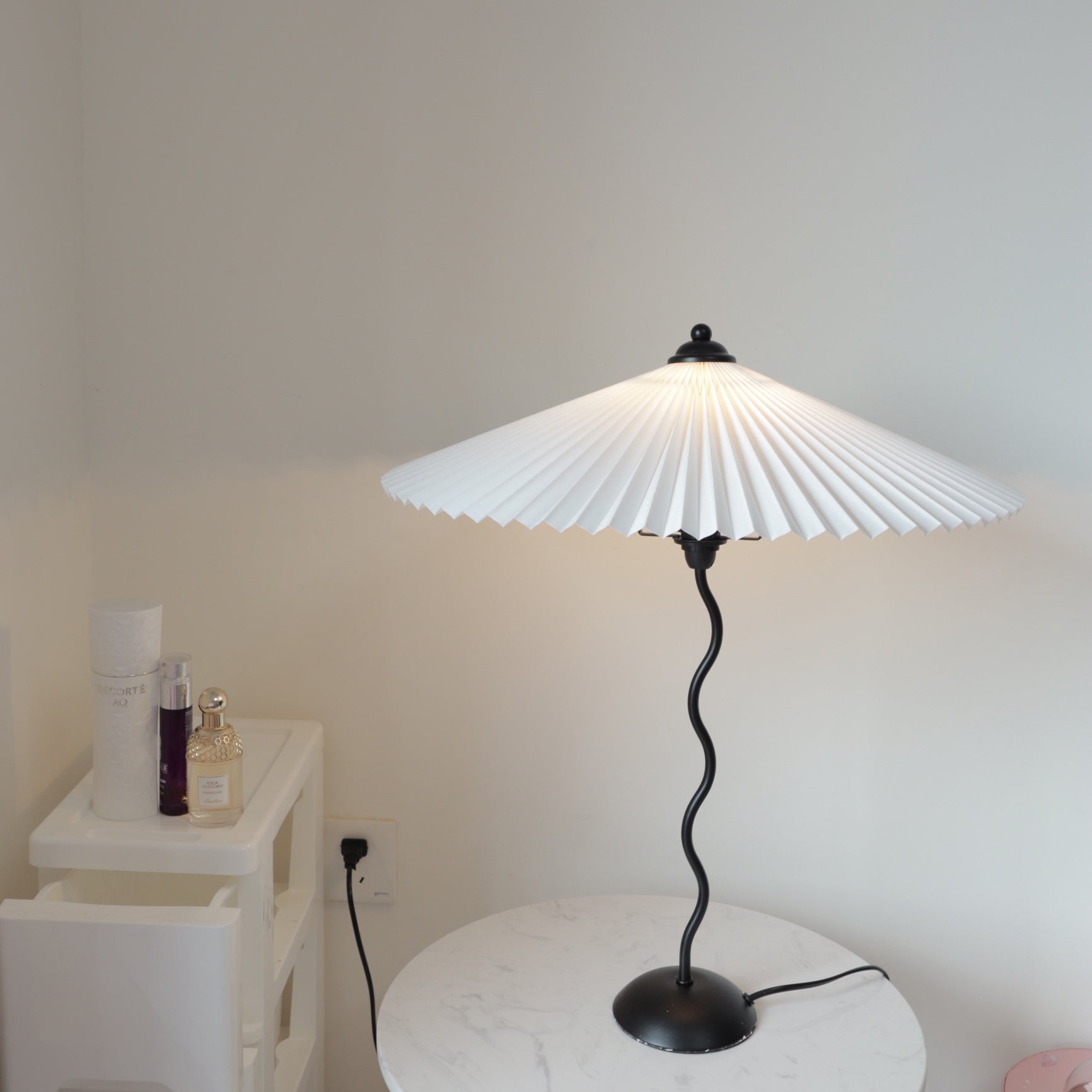 Modern Squiggle Table Lamp - Adjustable LED Desk Light for Home Office, Bedroom & Study - Stylish & Functional Lighting for Reading & Decor