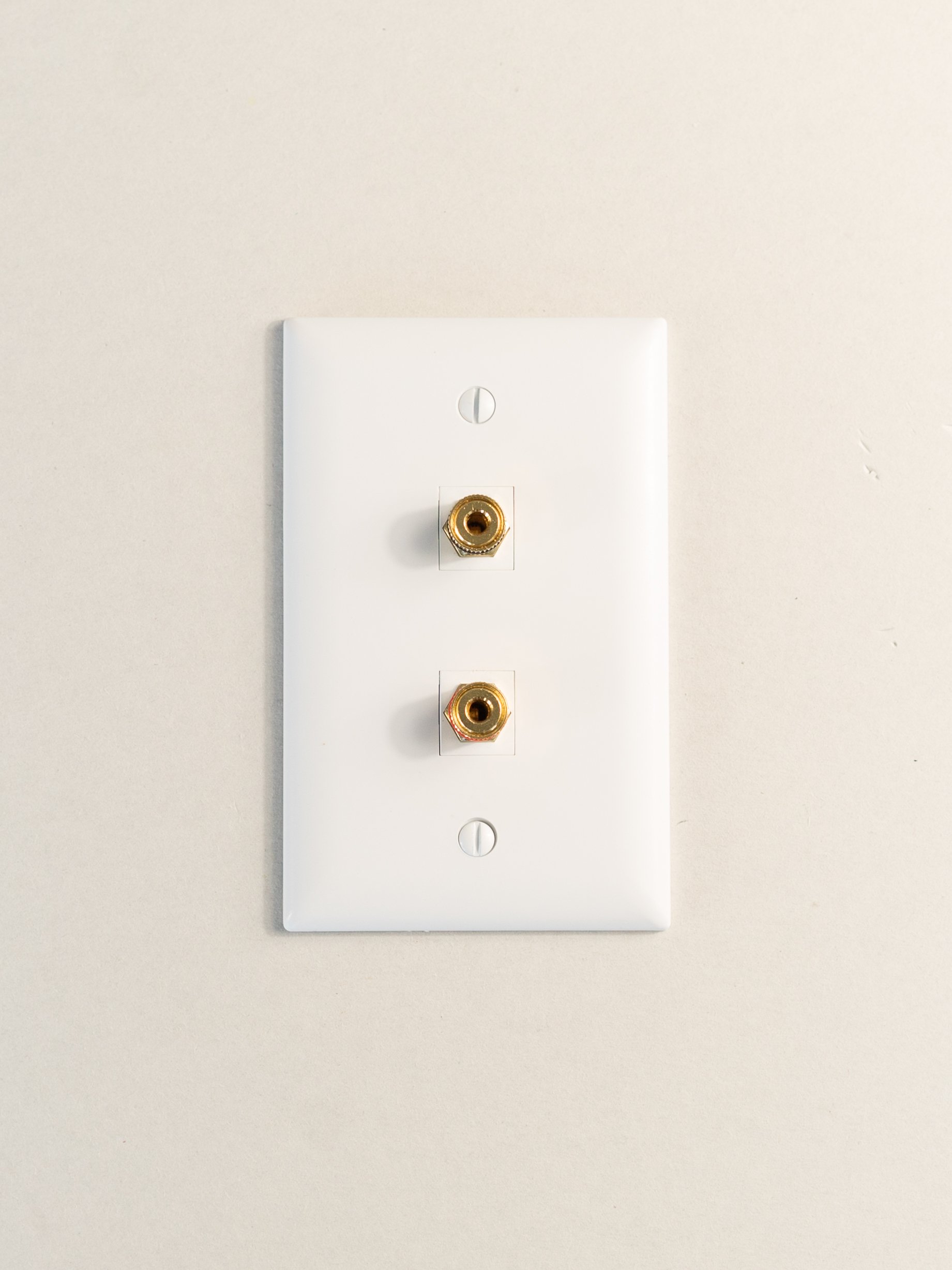 Legrand OnQ WP3457WHV5 5-Pack White Speaker Binding Posts with Banana Plug Termination - High-Quality Audio Connectors for Home Theater & Stereo Systems