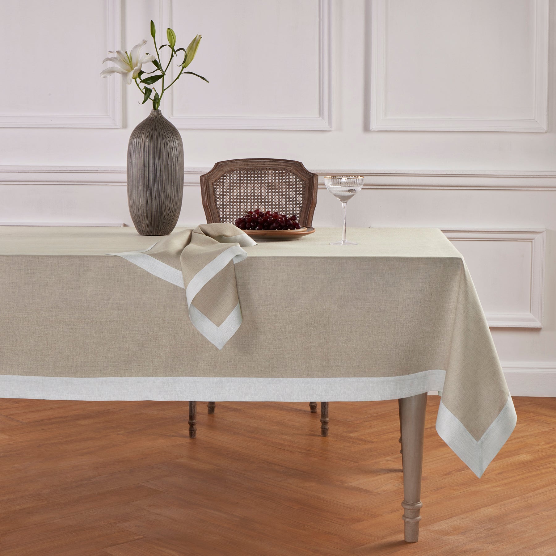 Festive Edge Tablecloth - Elegant Holiday Dining Decor for Christmas, Thanksgiving & Parties - Perfect for Home, Restaurants & Events