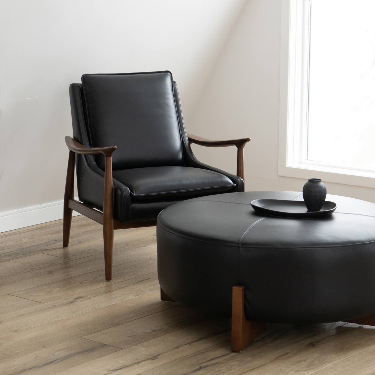 Premium Onyx Leather Nassau Lounge Chair - Modern Comfort for Living Room, Office & Lounge Areas
