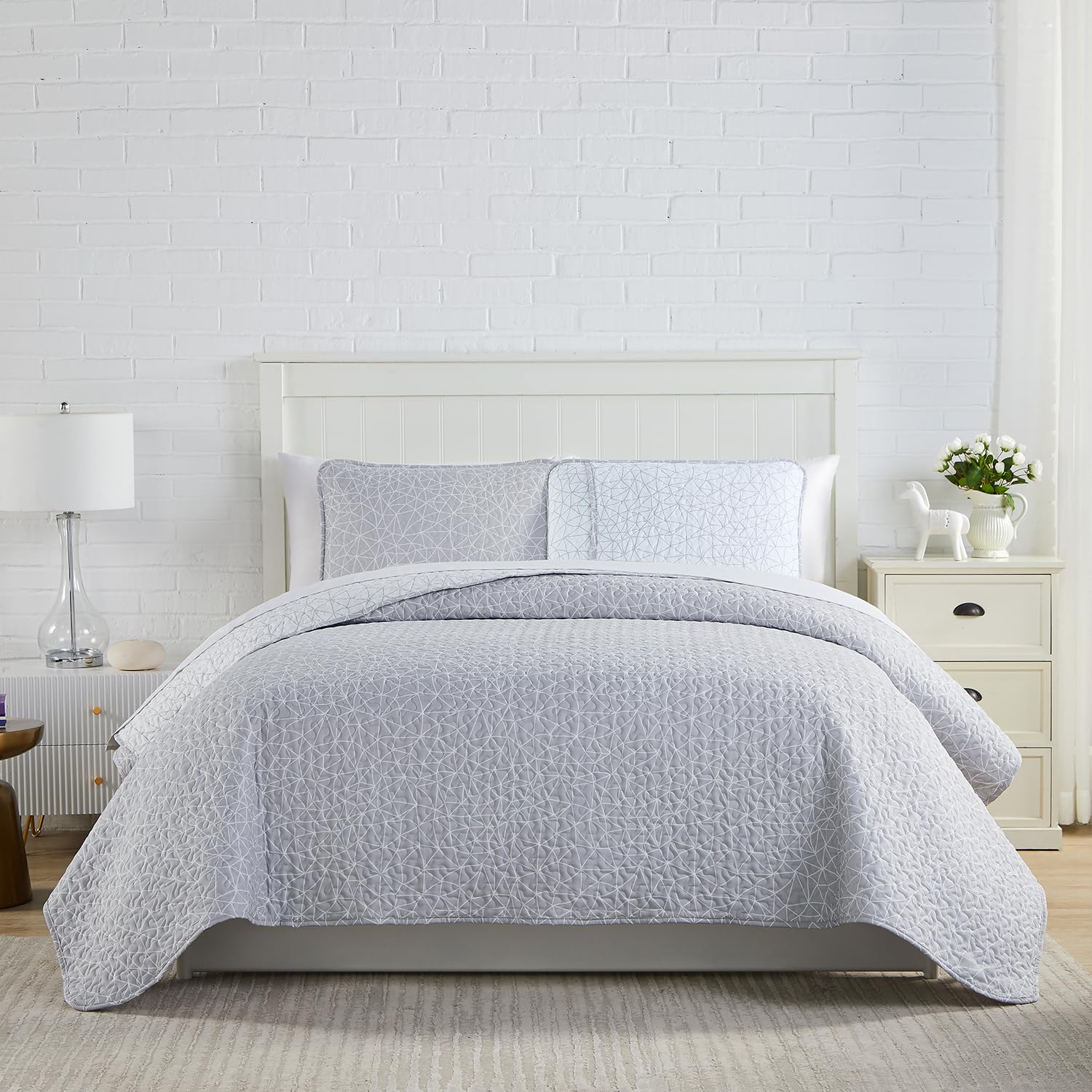 Southshore Fine Living Farmhouse Bedspread - Full/Queen Size 3-Piece Quilt Set with Reversible Grey Geometric Design & Matching Pillow Shams | Lightweight Coverlet for Bedroom Decor | Perfect for Guest Rooms, Master Bedrooms & Cozy Farmhouse Style Homes