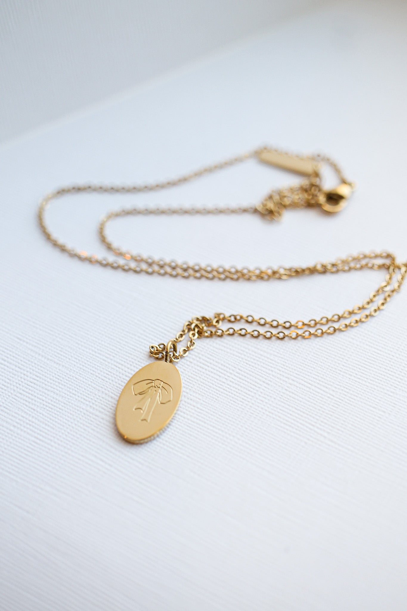 Elegant Gold Bow Pendant Necklace for Women - Perfect Gift for Valentine's Day, Anniversary & Special Occasions