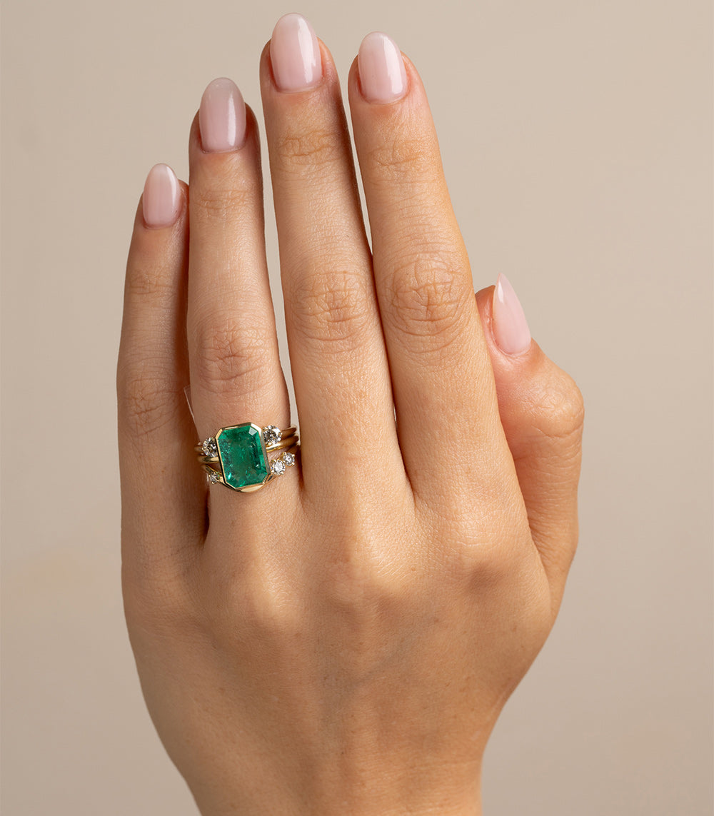 Exquisite 2.5 Carat Colombian Emerald Engagement Ring for Women - Vintage Inspired Bezel Setting, Perfect for Proposals, Anniversaries & Special Occasions
