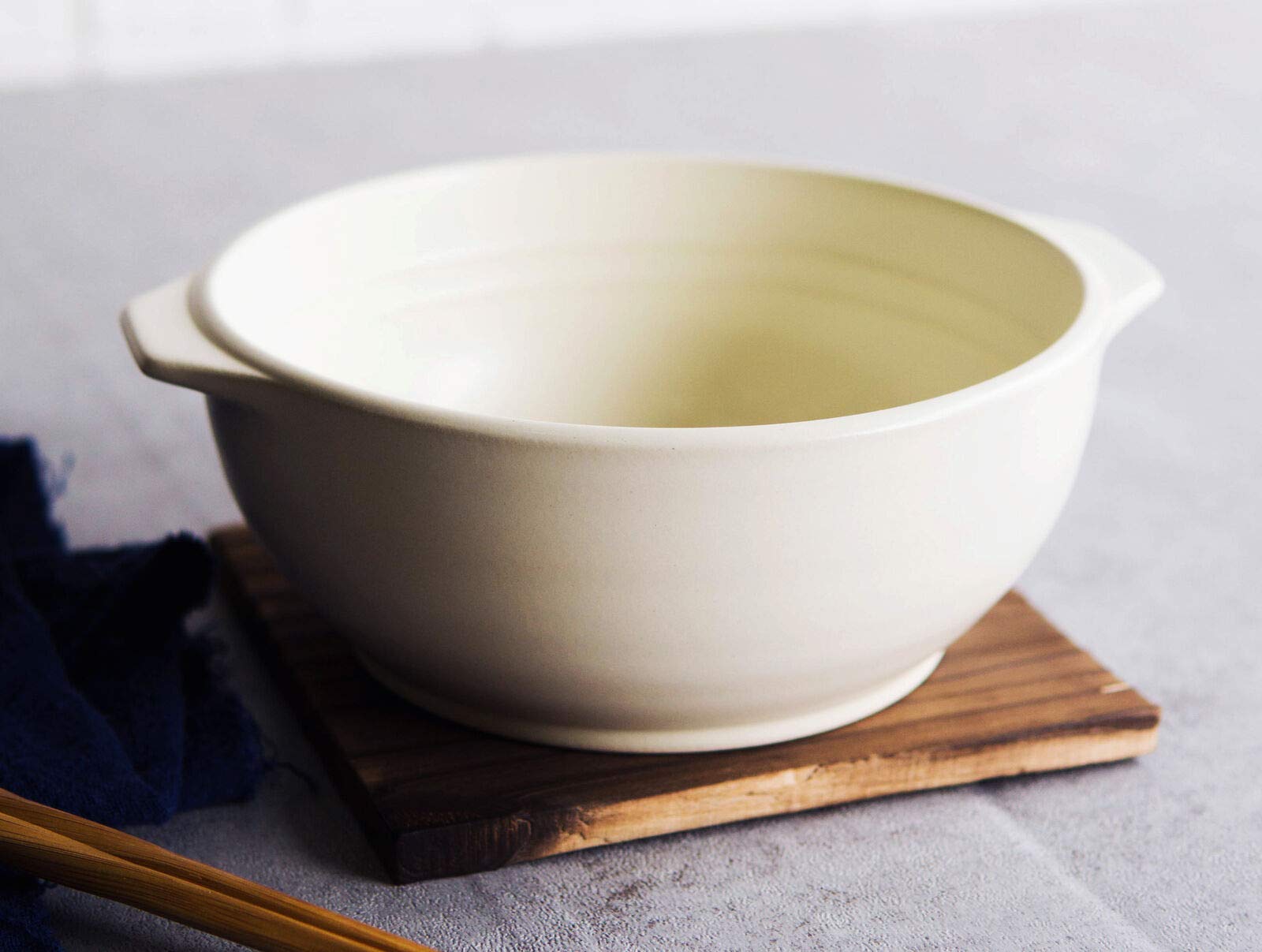 Japanese White Donabe Ceramic Hot Pot 32oz - Traditional Clay Casserole Bowl with Wooden Base for Stovetop Cooking | Perfect for Sukiyaki, Shabu Shabu & Home Decor