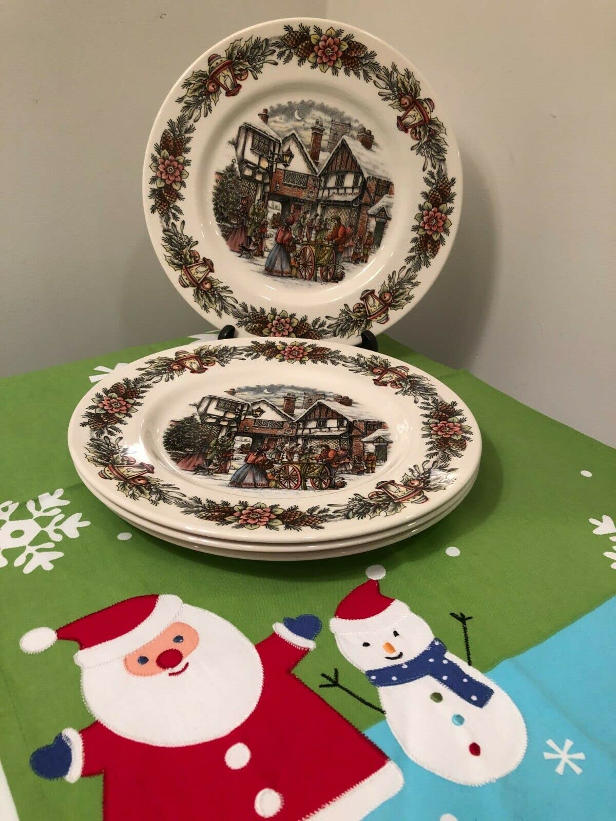 Festive Christmas Dinnerware Set of 4 Plates - Holiday Dinner Plates for Family Gatherings & Party Decorations