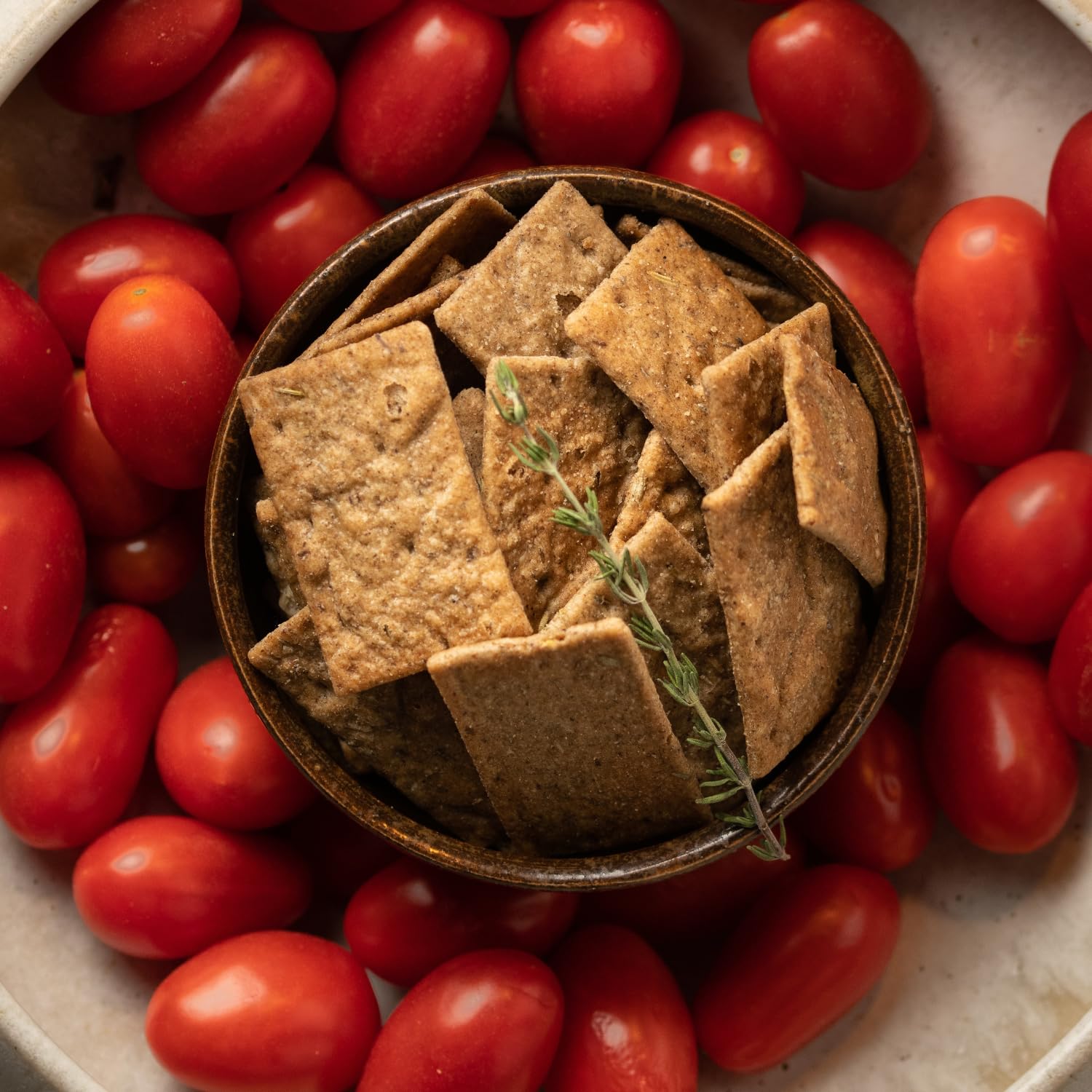 SMALL GIANTS® | Crackers Proteici con Farina di Grillo - Pomodoro & Origano | High Protein, Vit.B12, Omega3, Proteine Sostenibili, Senza Zuccheri Aggiunti | Snack Sano per Fitness e Dieta