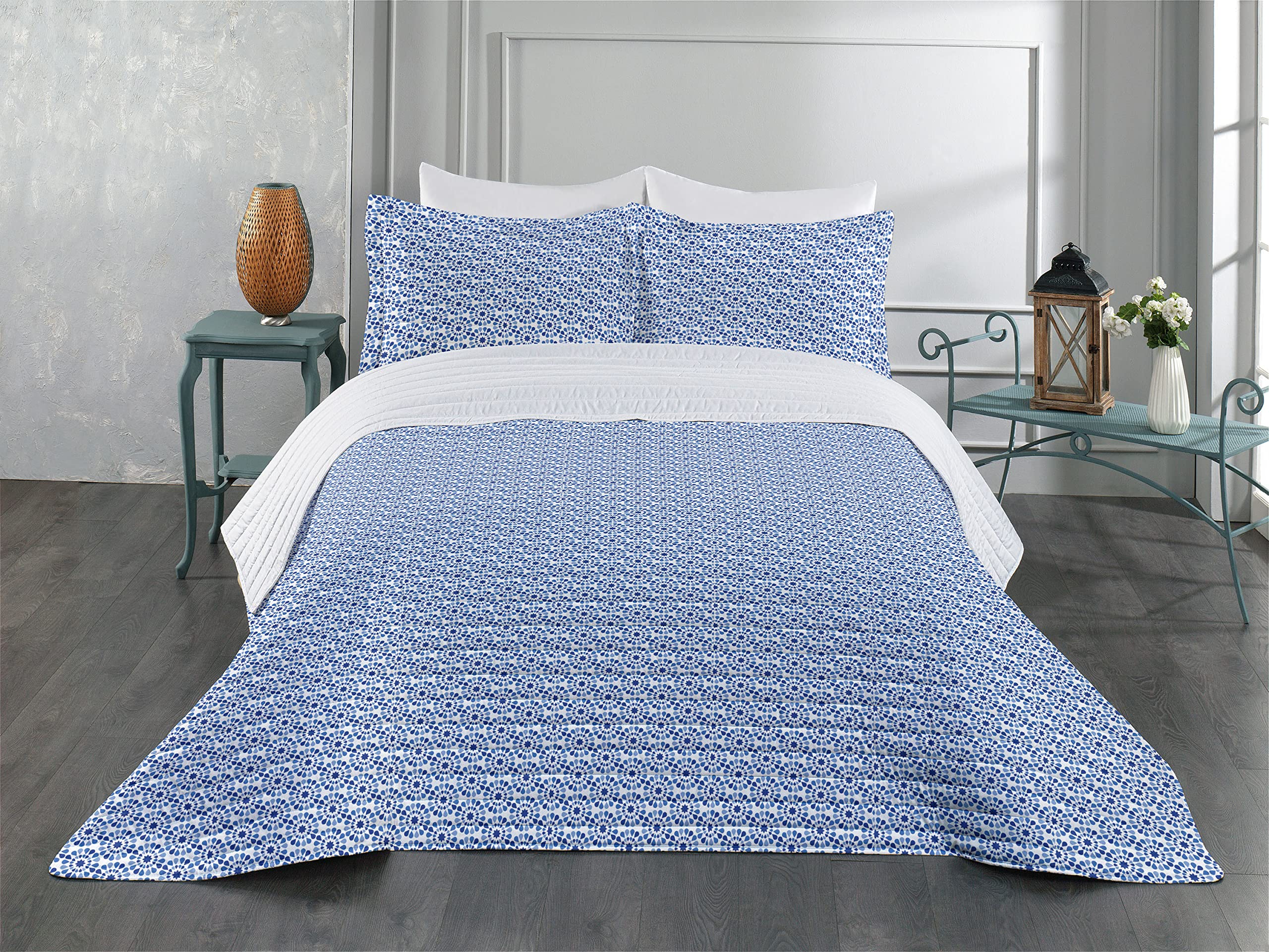 Lunarable Blue Floral Microfiber Bedspread Set - Modern Floral Tile Design in Navy Blue & White - Soft Queen Size Bedding with Pillow Shams & Comforter - Perfect for Master Bedroom, Guest Room & Cozy Home Decor