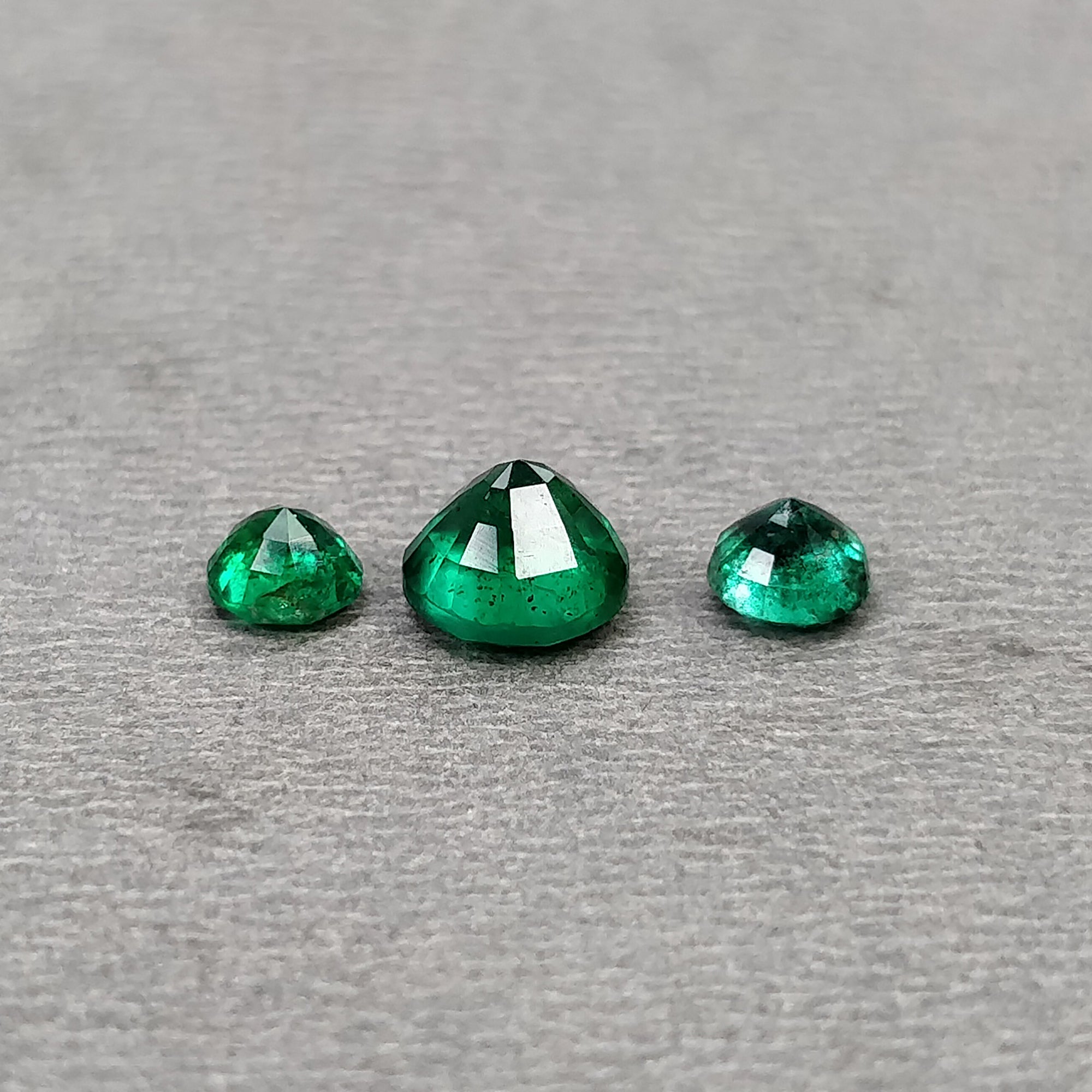 Natural 1.65cts Untreated Green Emerald Gemstone - Round Cut 4mm & 6mm (3 Pcs) | Emerald Jewelry Making, Engagement Rings & Birthstone Gifts