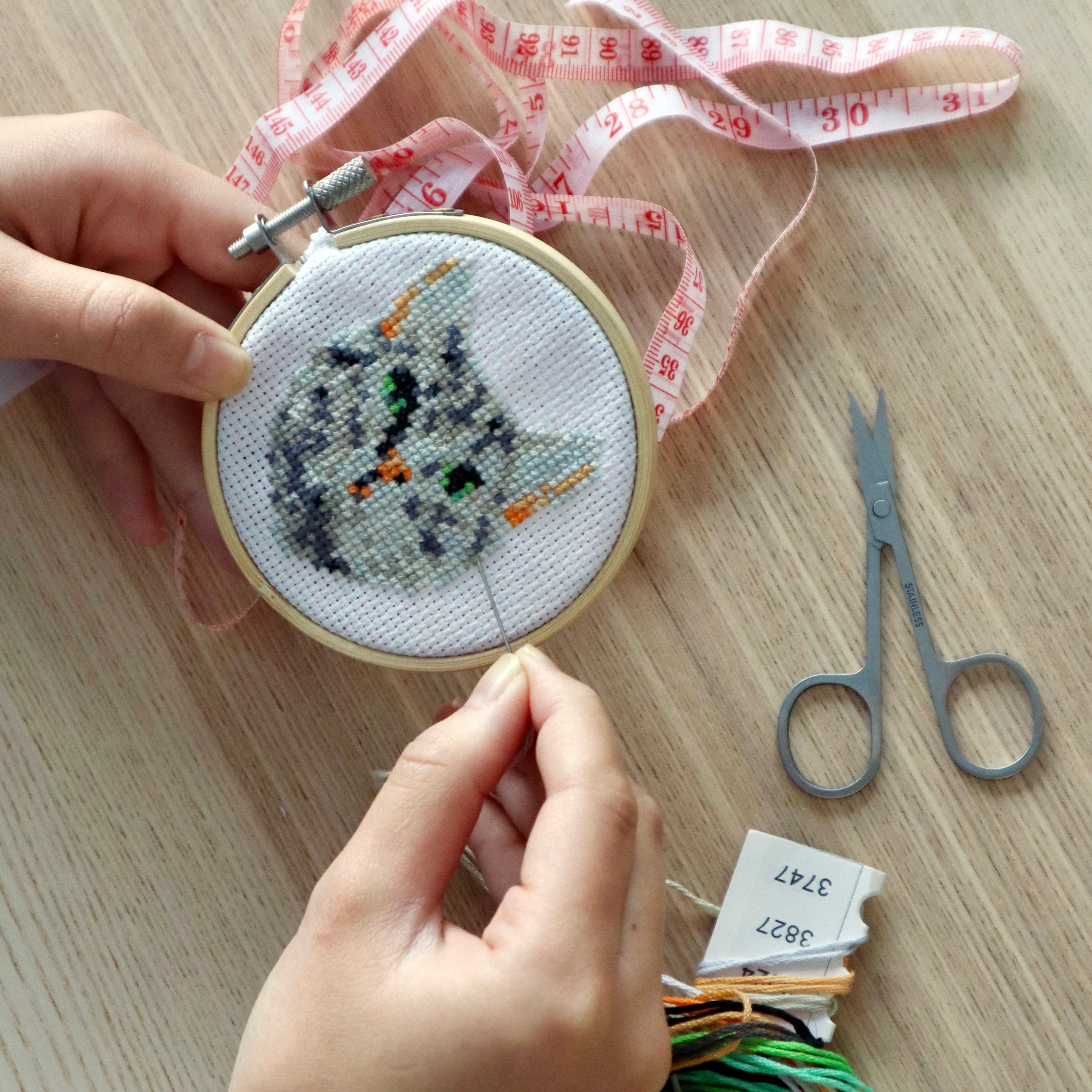 Tabby Cat Mini Cross Stitch Embroidery Kit for Beginners - DIY Handmade Craft Kit with Pattern, Thread & Needle - Perfect for Home Decor, Gifts & Relaxation