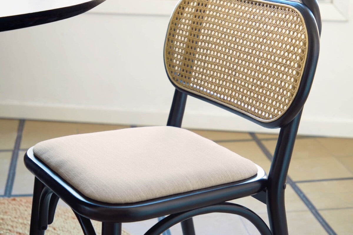 Como Dora Chair - Modern Accent Chair for Living Room, Bedroom & Office - Stylish Upholstered Armchair with Wooden Legs - Perfect for Reading, Relaxing & Home Decor