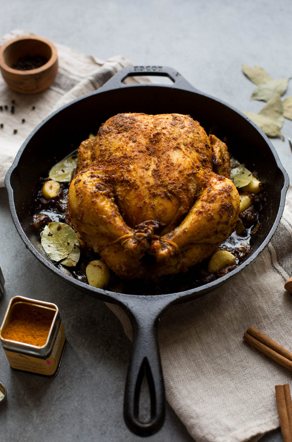 Premium 33cm Cast Iron Skillet - Pre-Seasoned, Heavy Duty Cookware for Stovetop, Oven & Grill - Perfect for Searing, Frying, Baking & Camping Cooking
