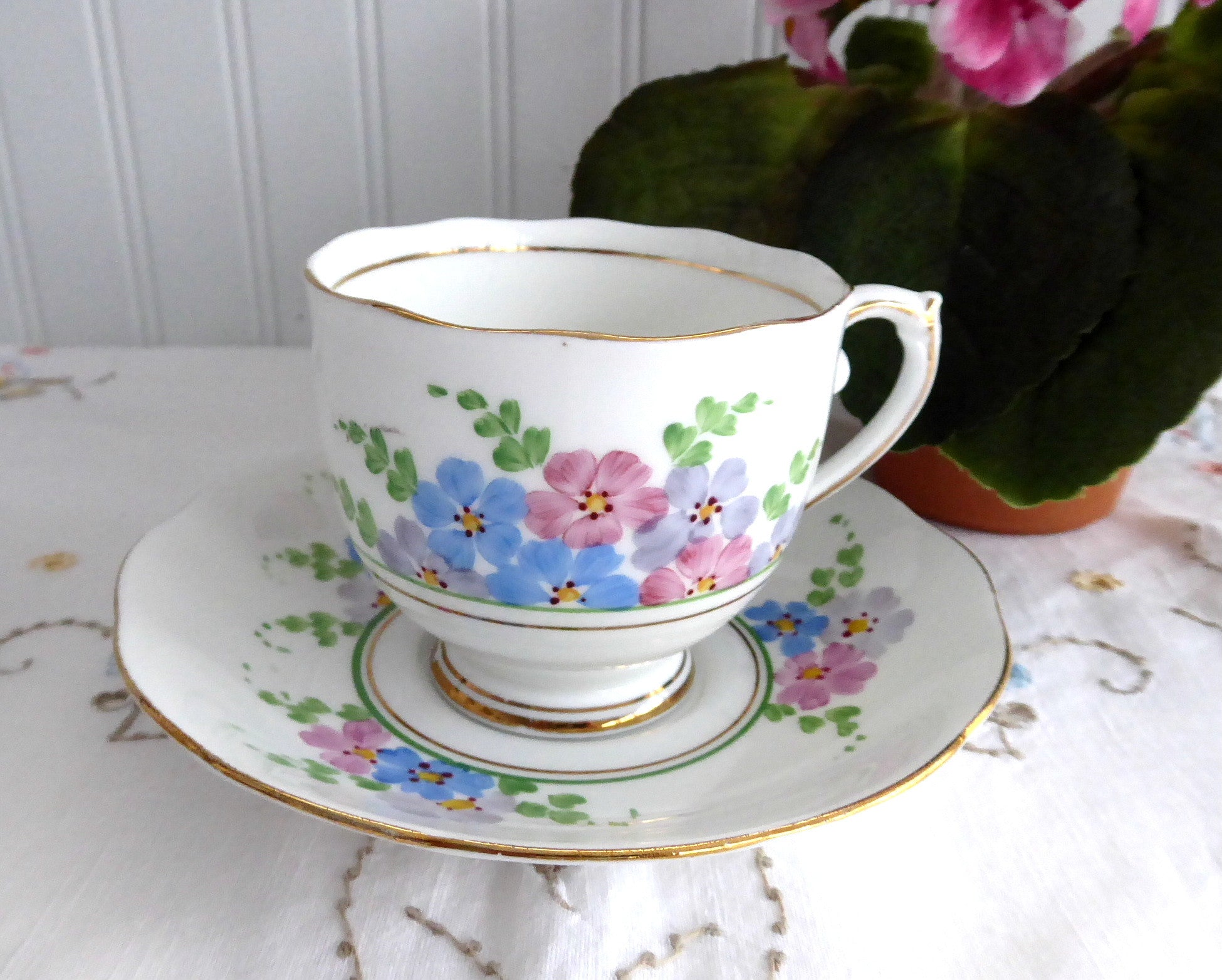 Vintage Roslyn Bone China Cup and Saucer Set - Art Deco Floral Design from 1930s - Perfect for Afternoon Tea, Collectible Tableware, and Vintage Home Decor