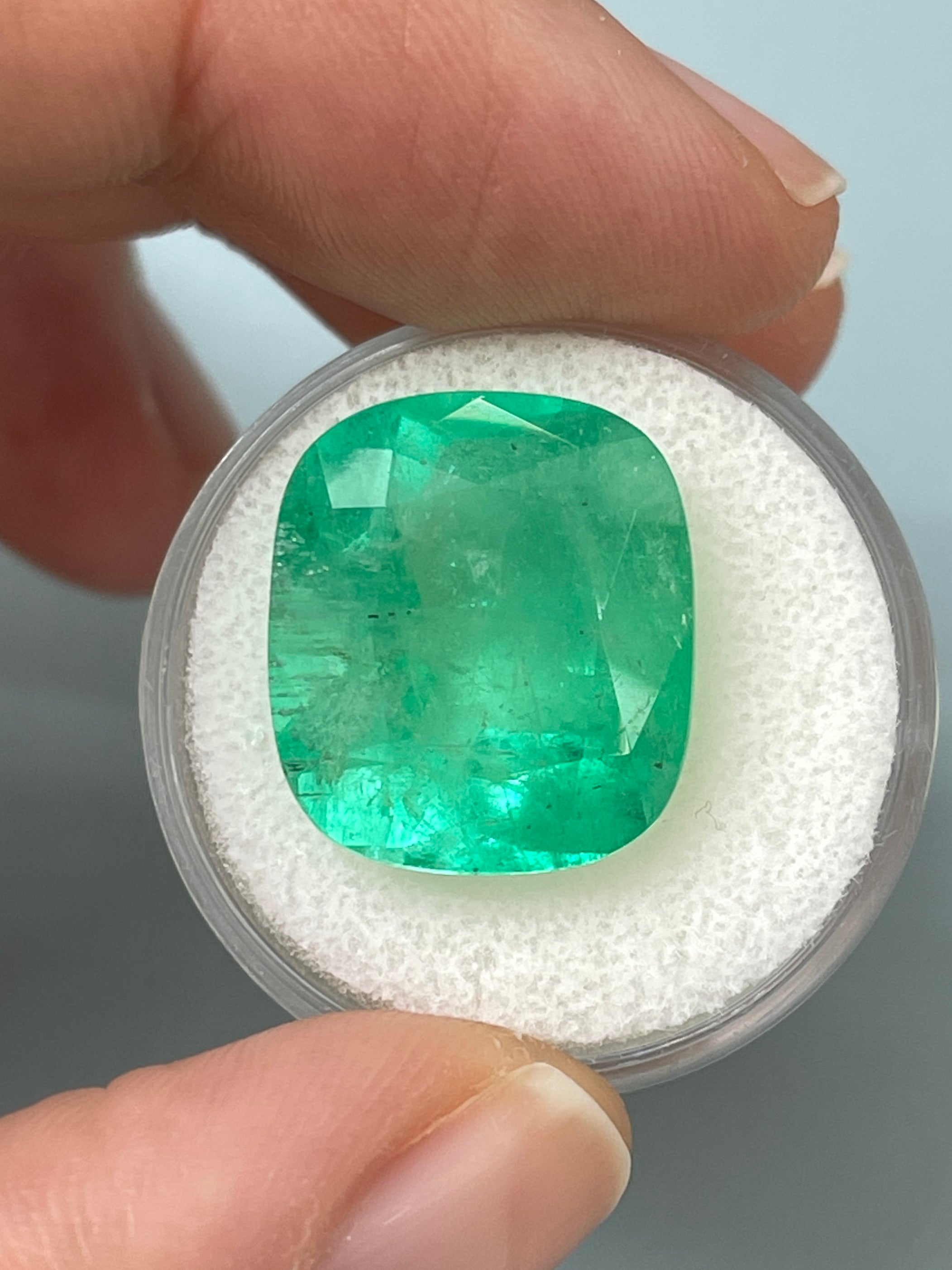17x15mm Natural Cushion Cut Colombian Emerald Gemstone - 16.11 Carat AAA Quality Green Emerald for Jewelry Making, Engagement Rings & Luxury Gifts